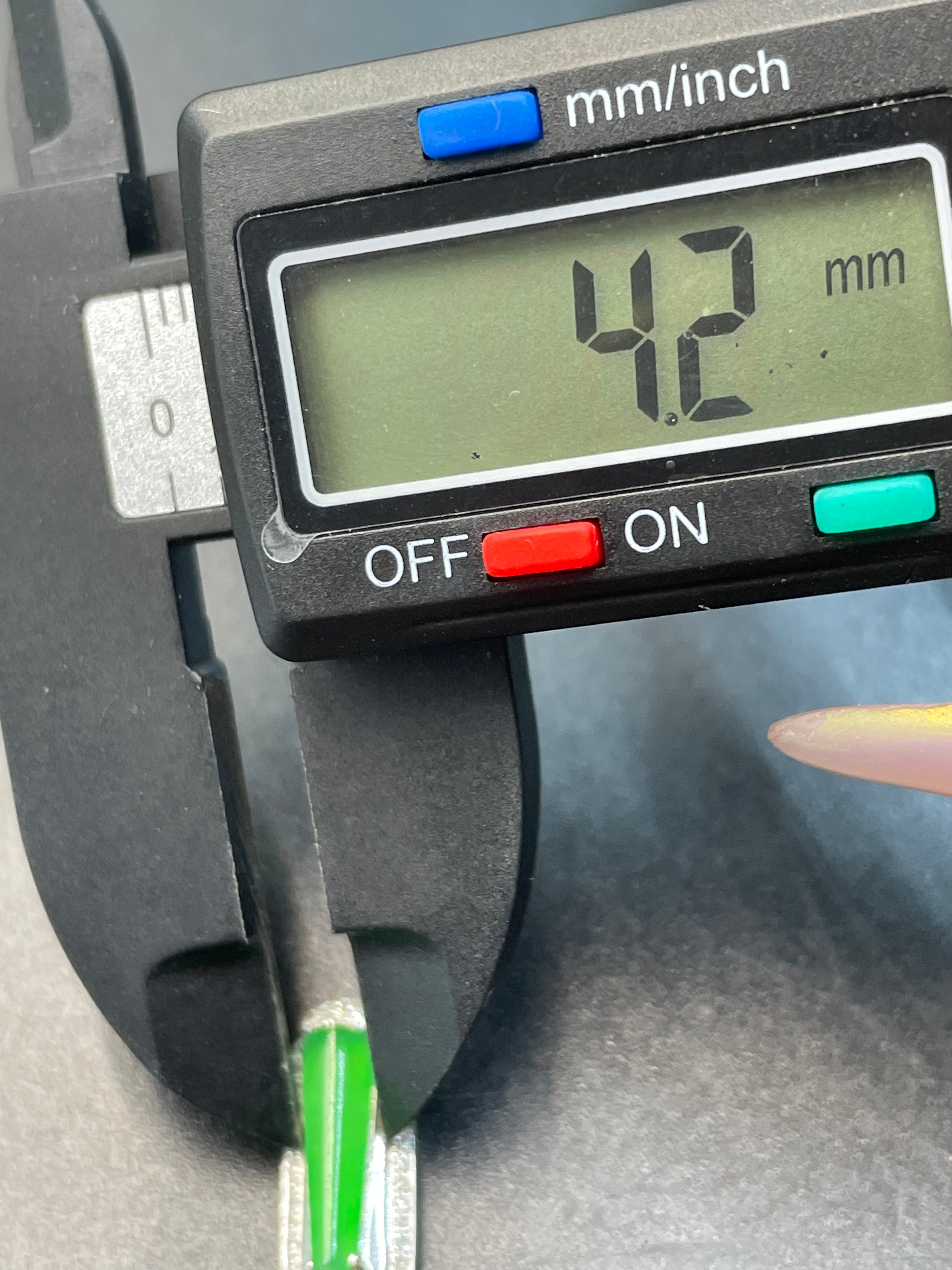 緬甸天然翡翠陽綠細條吊墜