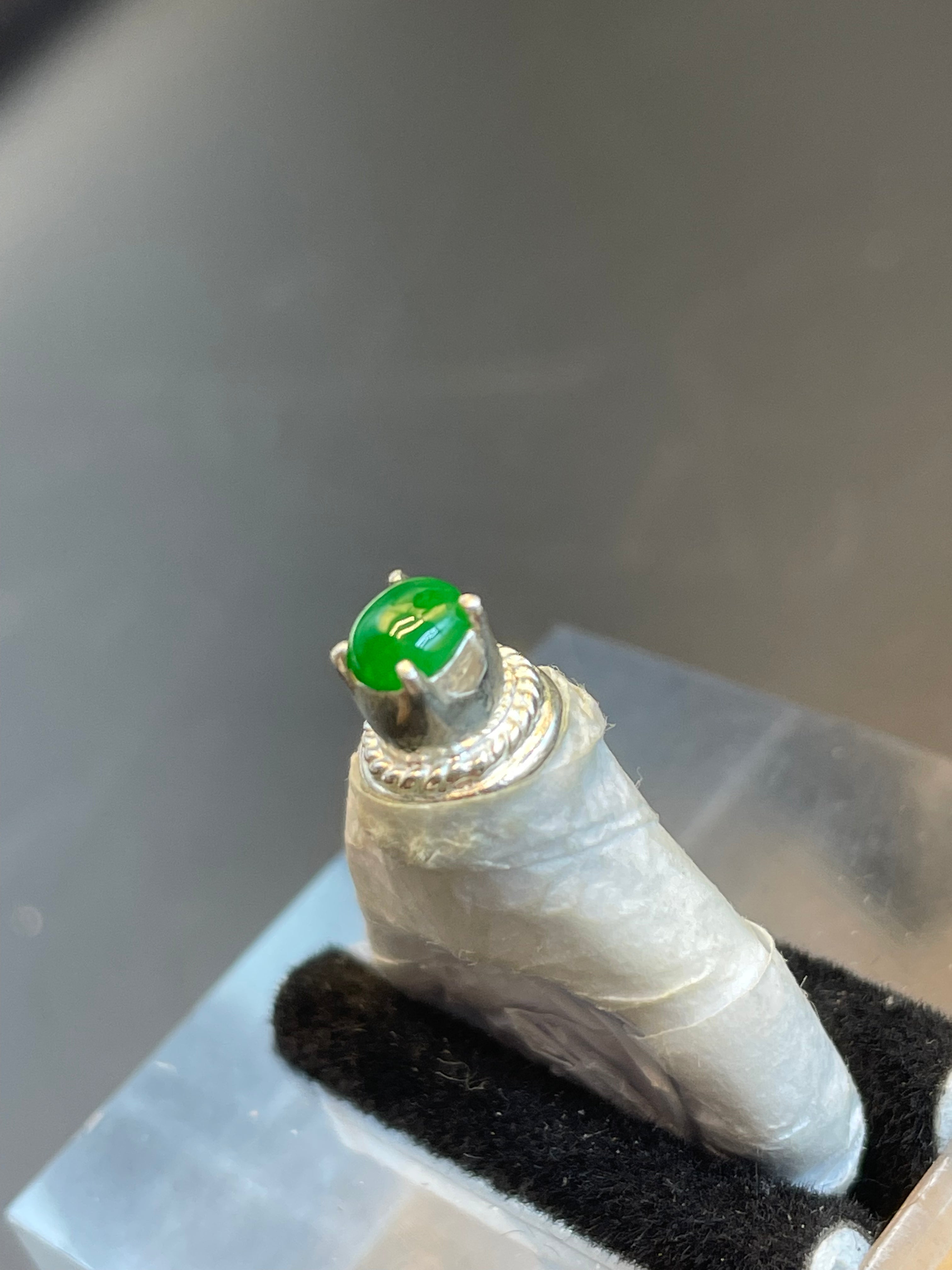 緬甸天然翡翠陽綠蛋面戒指