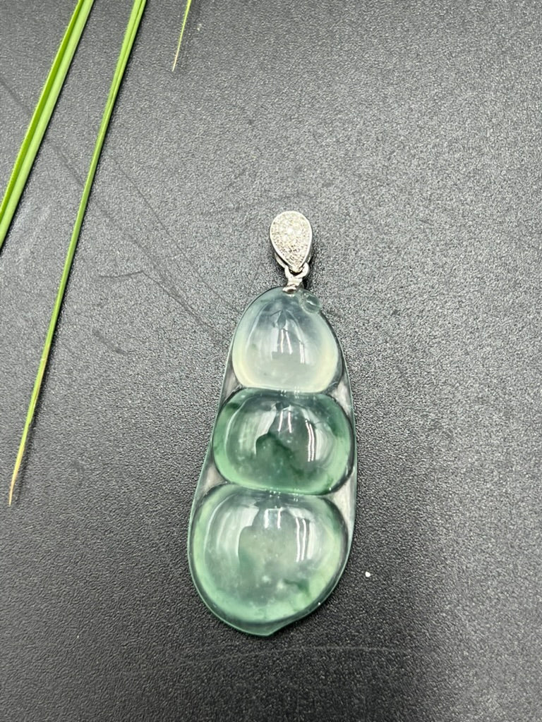 緬甸天然翡翠高冰飄花福豆吊墜