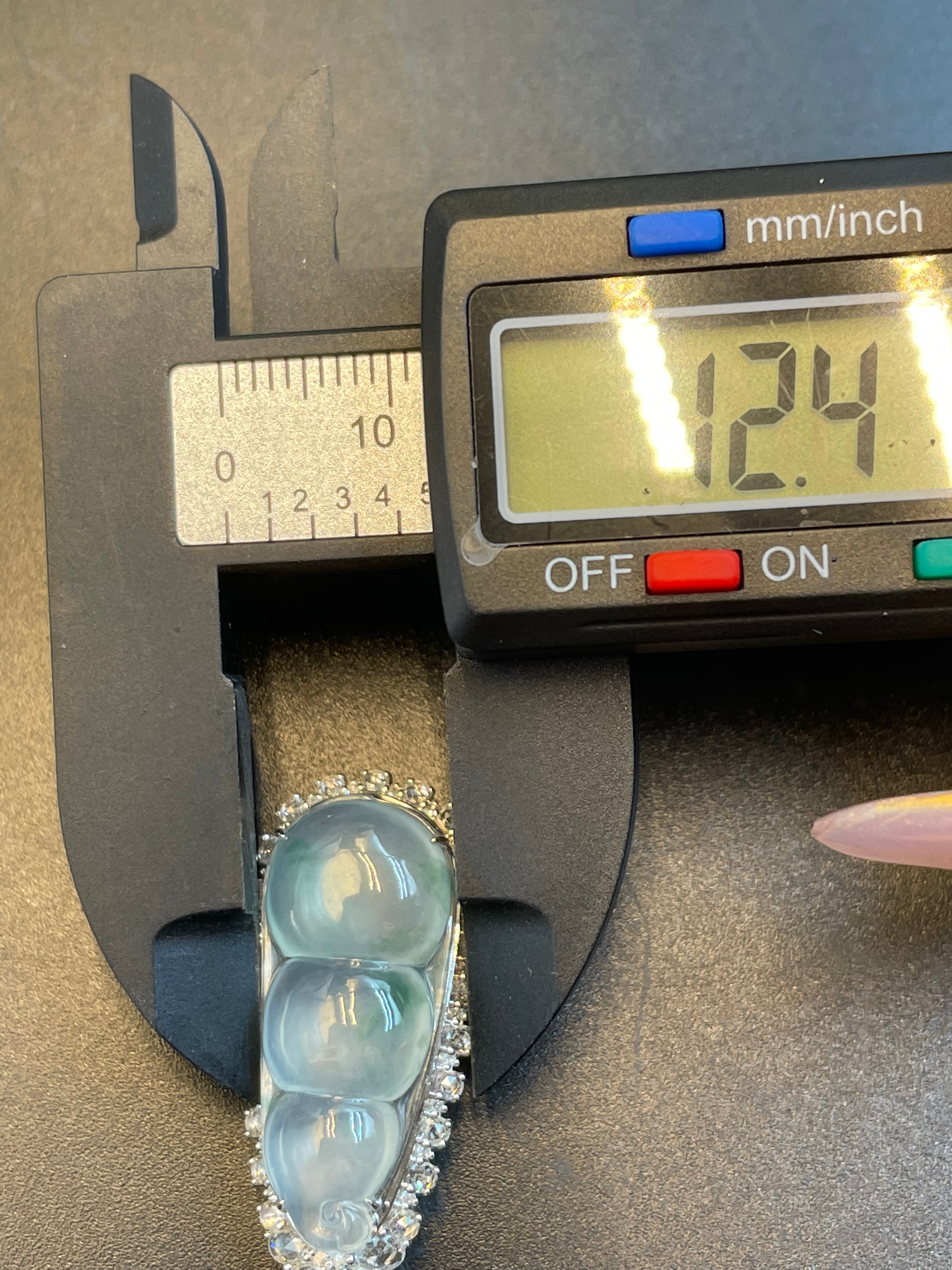 天然翡翠冰種飄綠花福豆吊墜