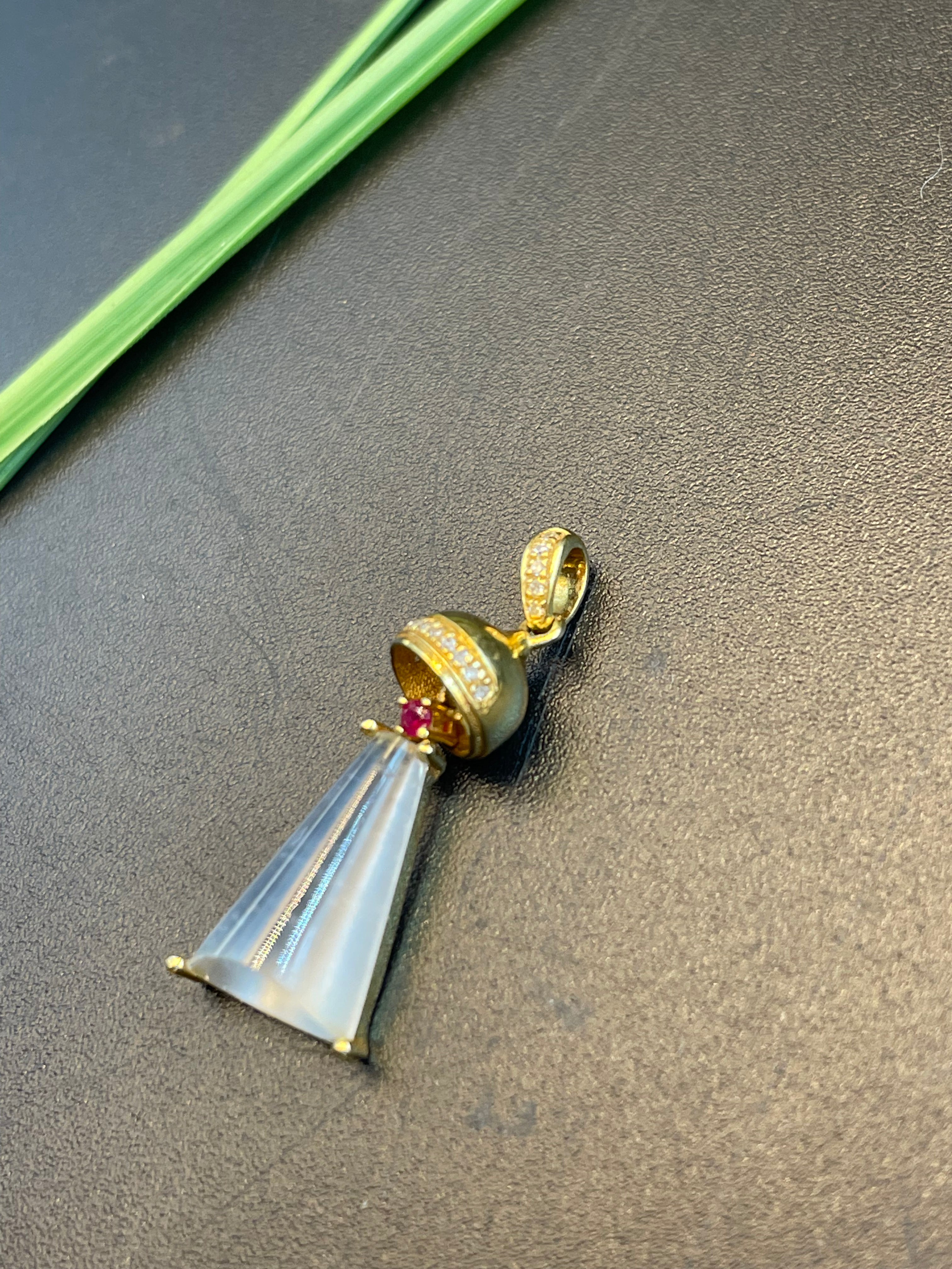 緬甸天然翡翠冰種錐形吊墜