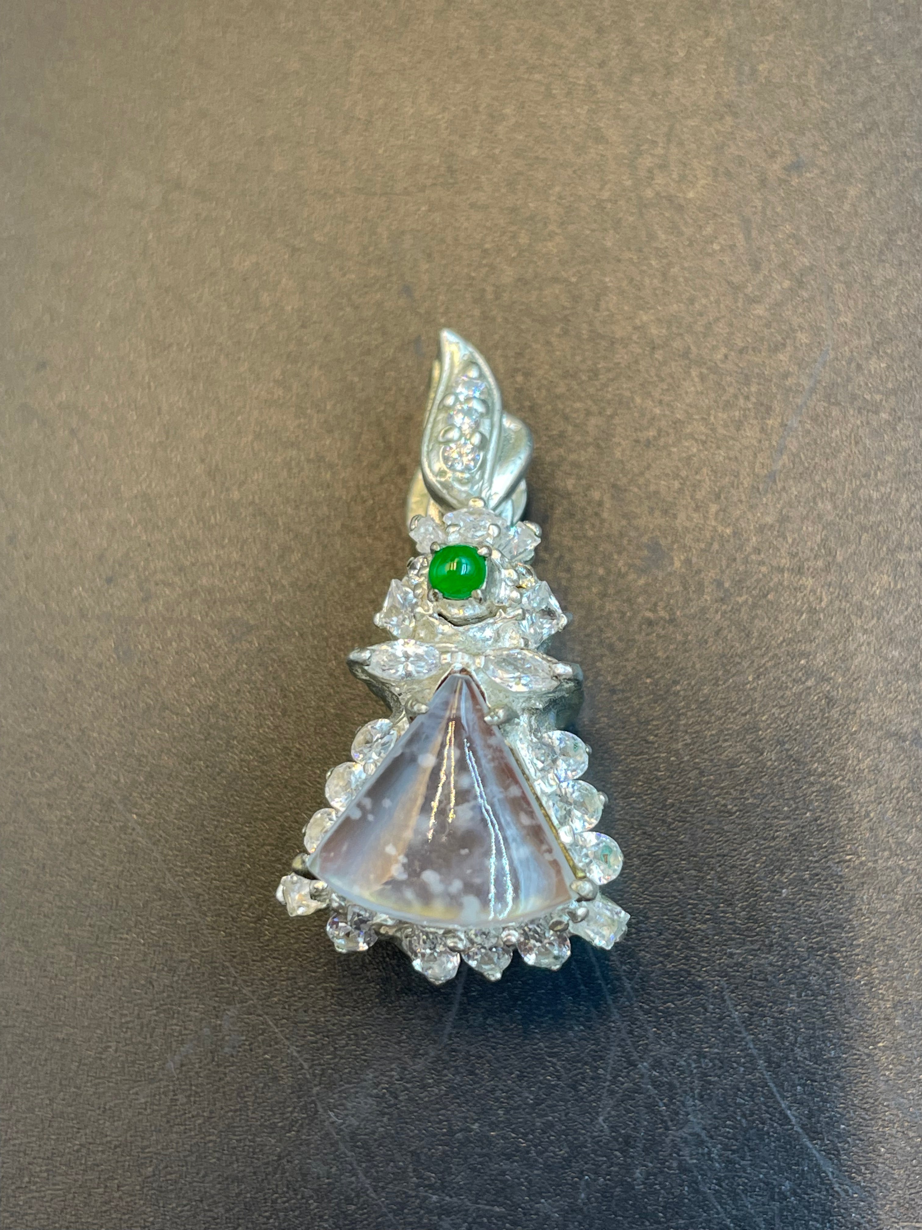 緬甸天然翡翠冰種飄雪花三角蛋面吊墜