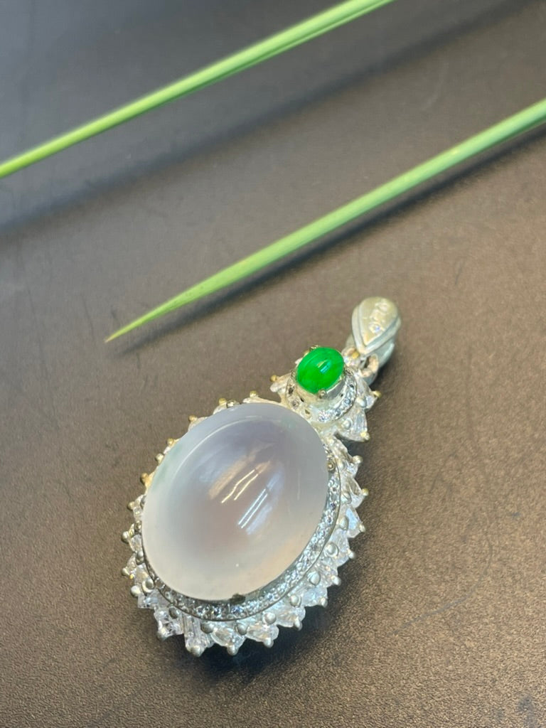 緬甸天然翡翠高冰鴿子蛋面吊墜