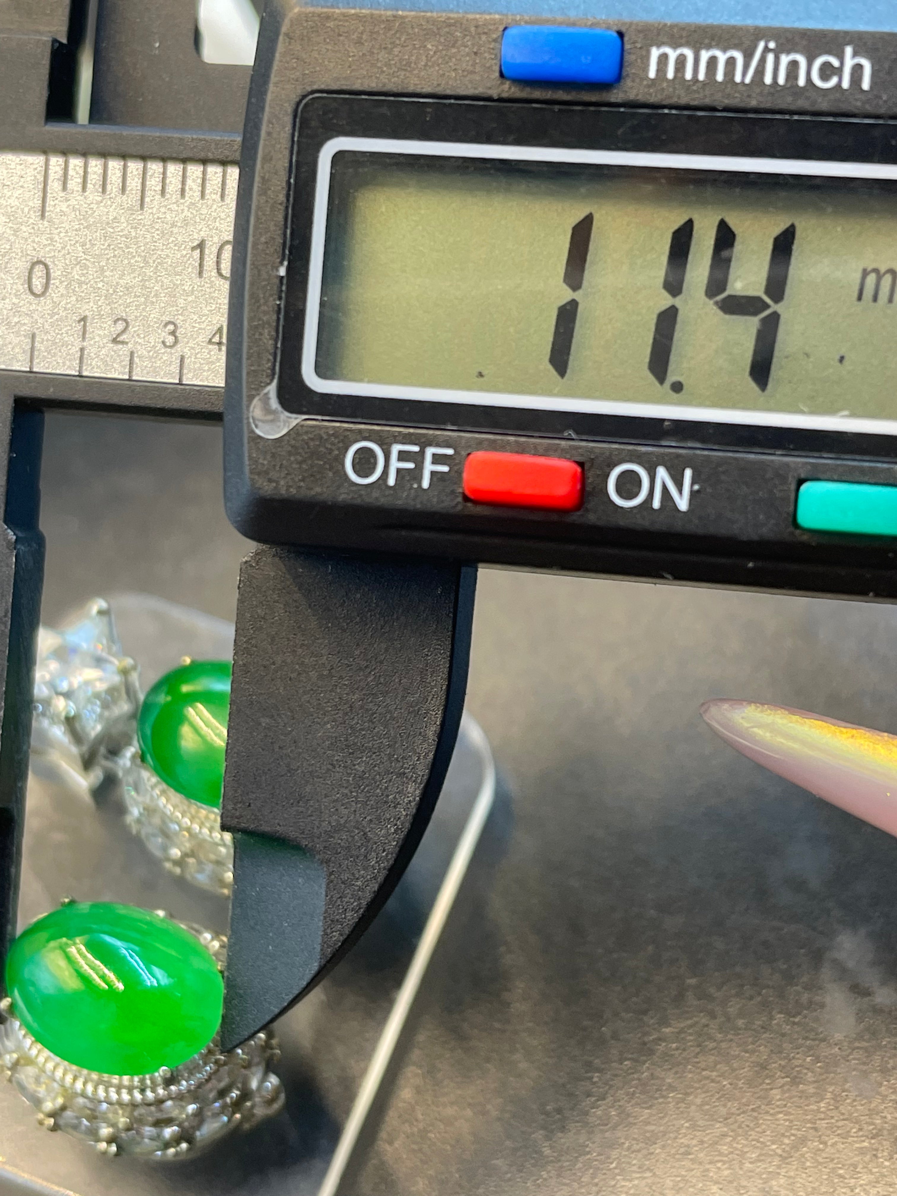 緬甸天然翡翠陽綠蛋面耳環