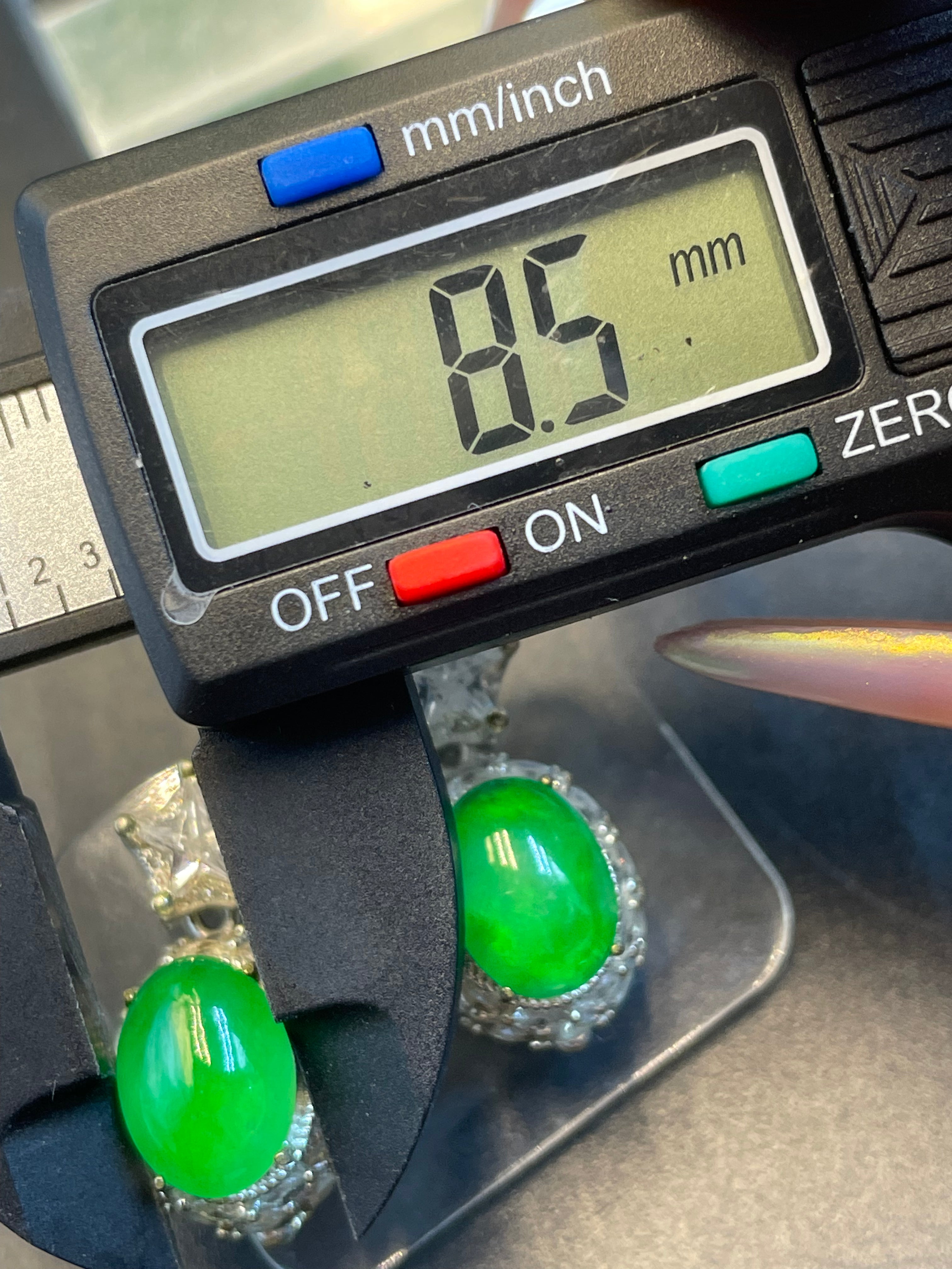 緬甸天然翡翠陽綠蛋面耳環