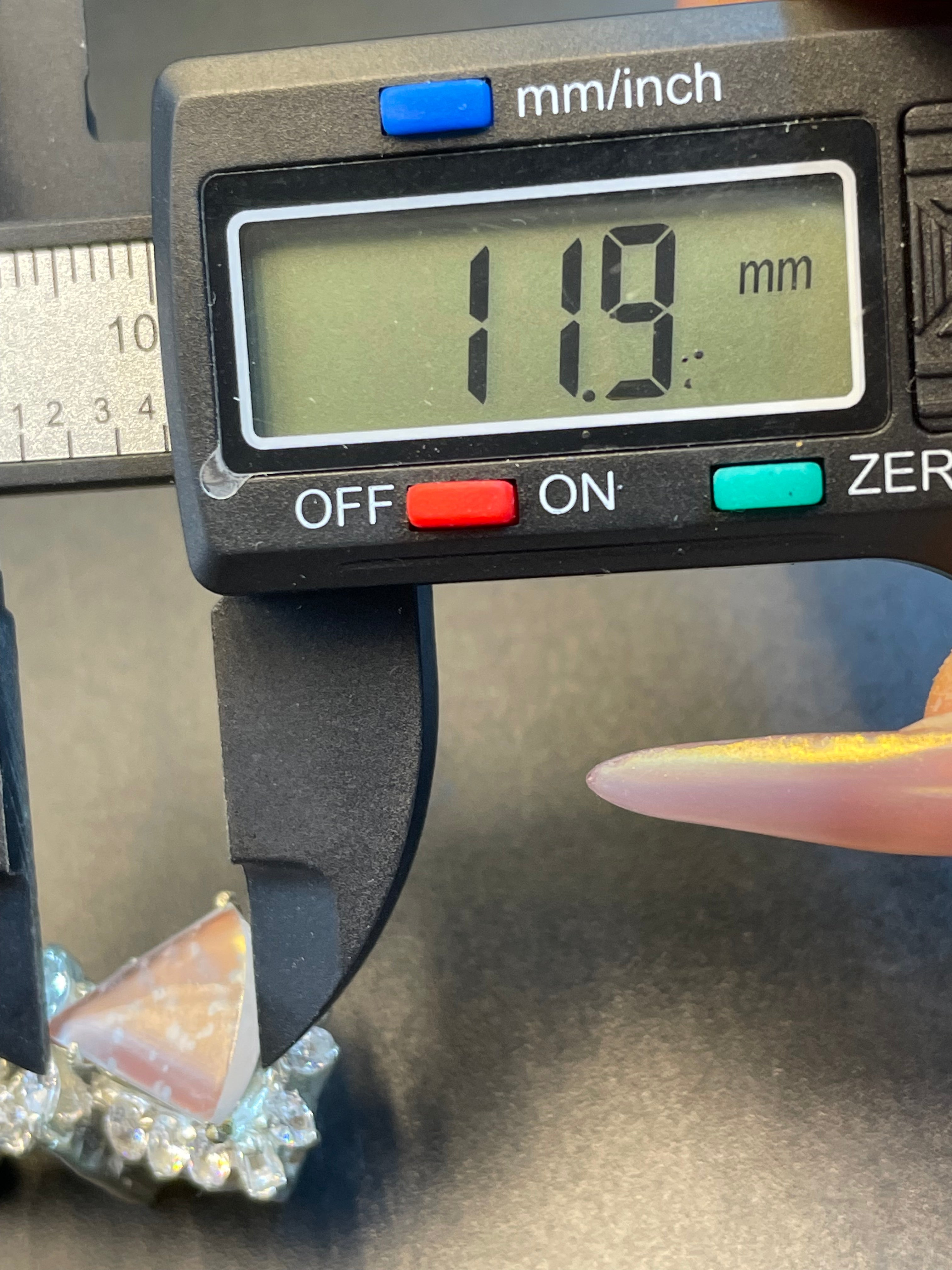 緬甸天然翡翠冰種飄雪花三角蛋面吊墜