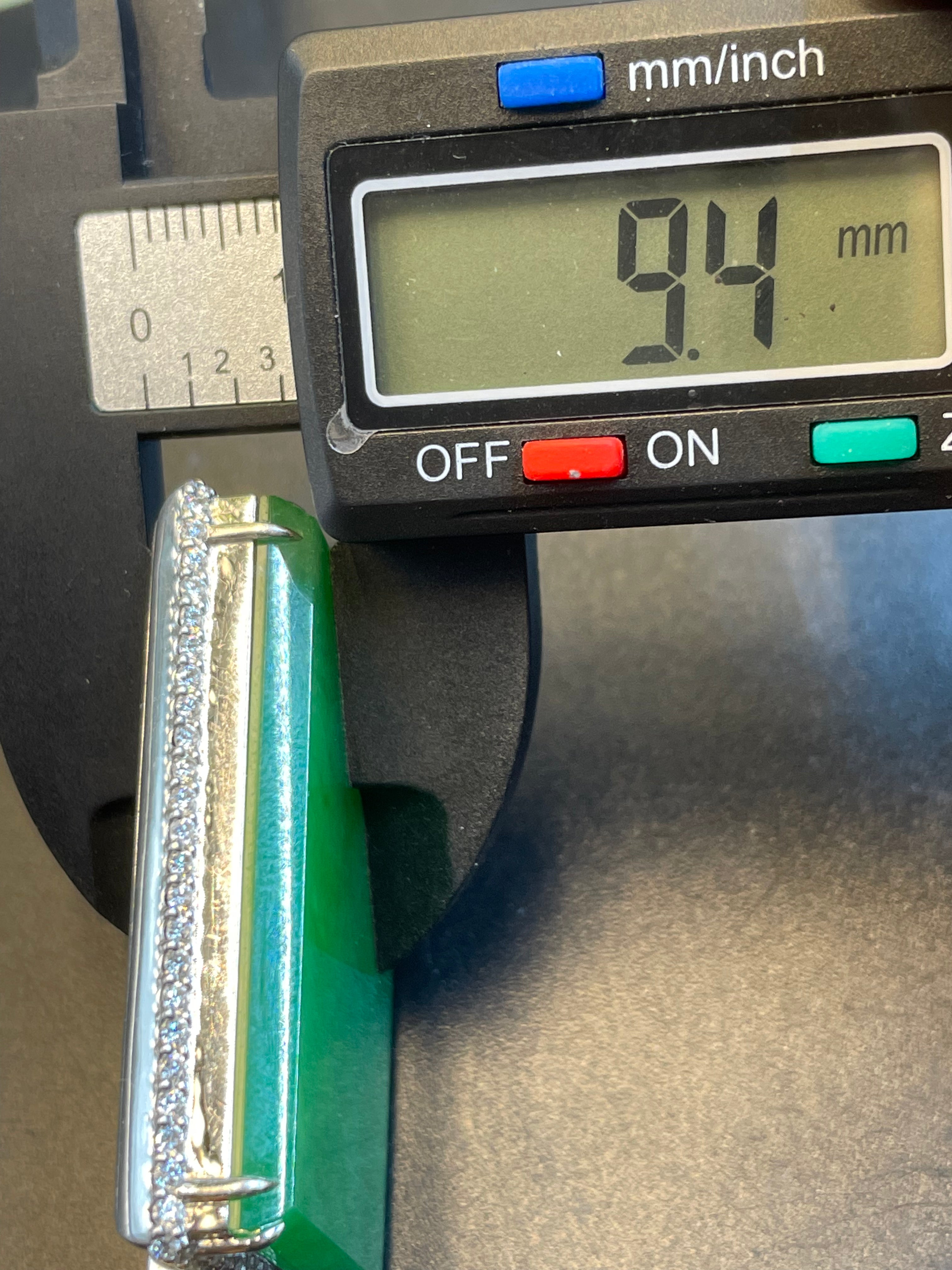 緬甸天然翡翠陽綠大無事牌吊墜