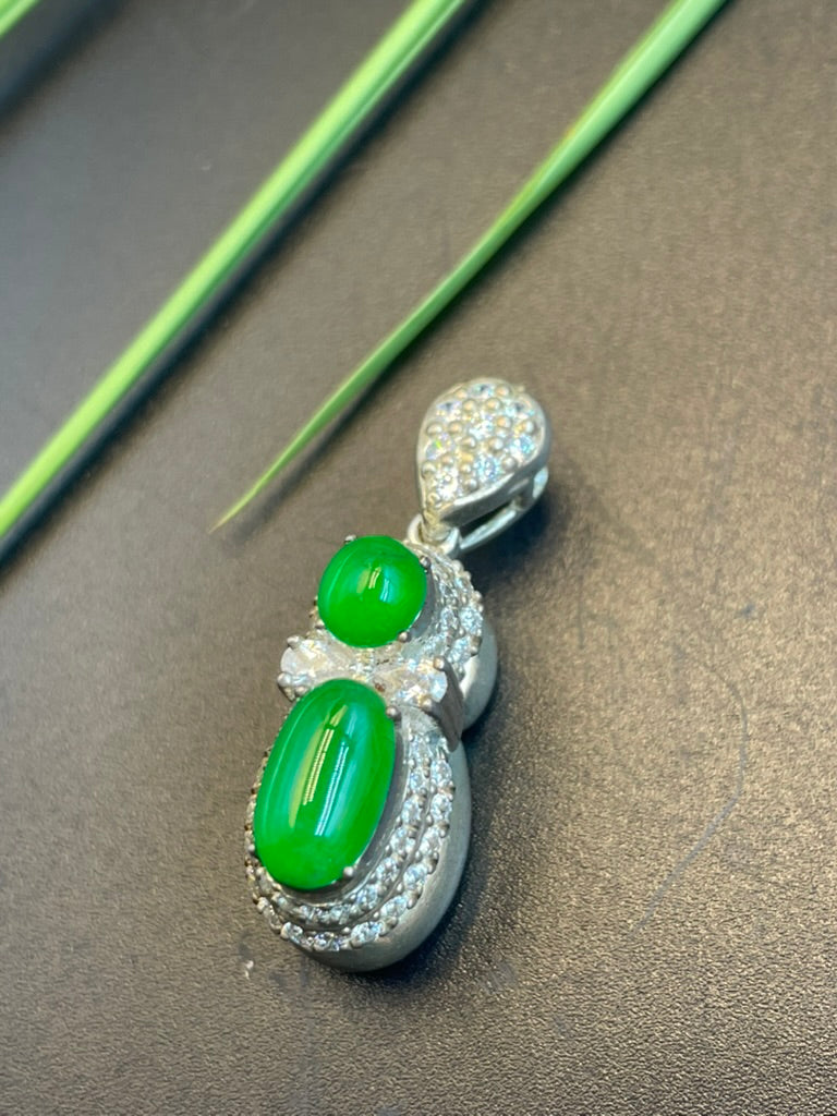 緬甸天然翡翠椭圆蛋面吊墜