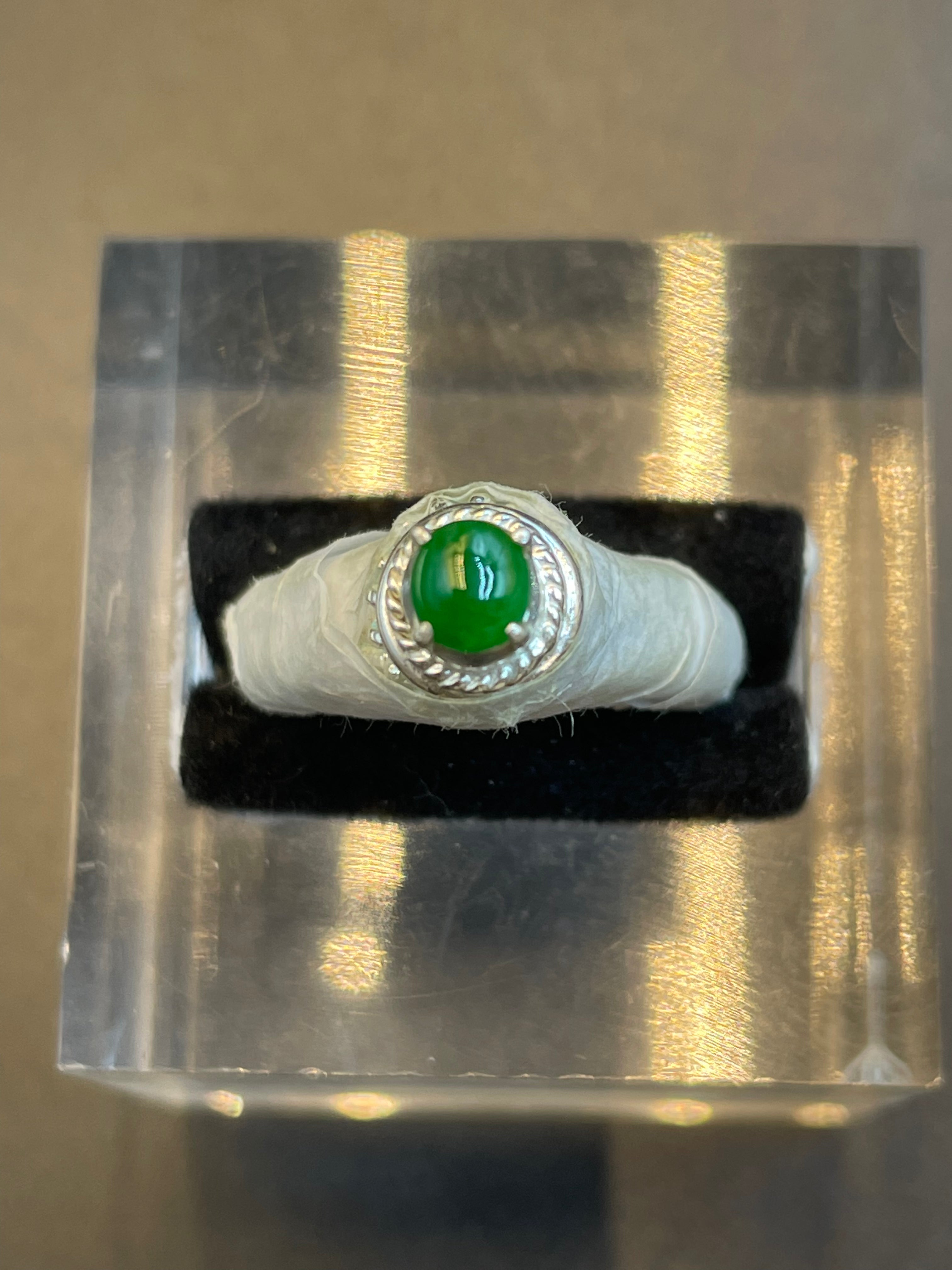 緬甸天然翡翠陽綠蛋面戒指