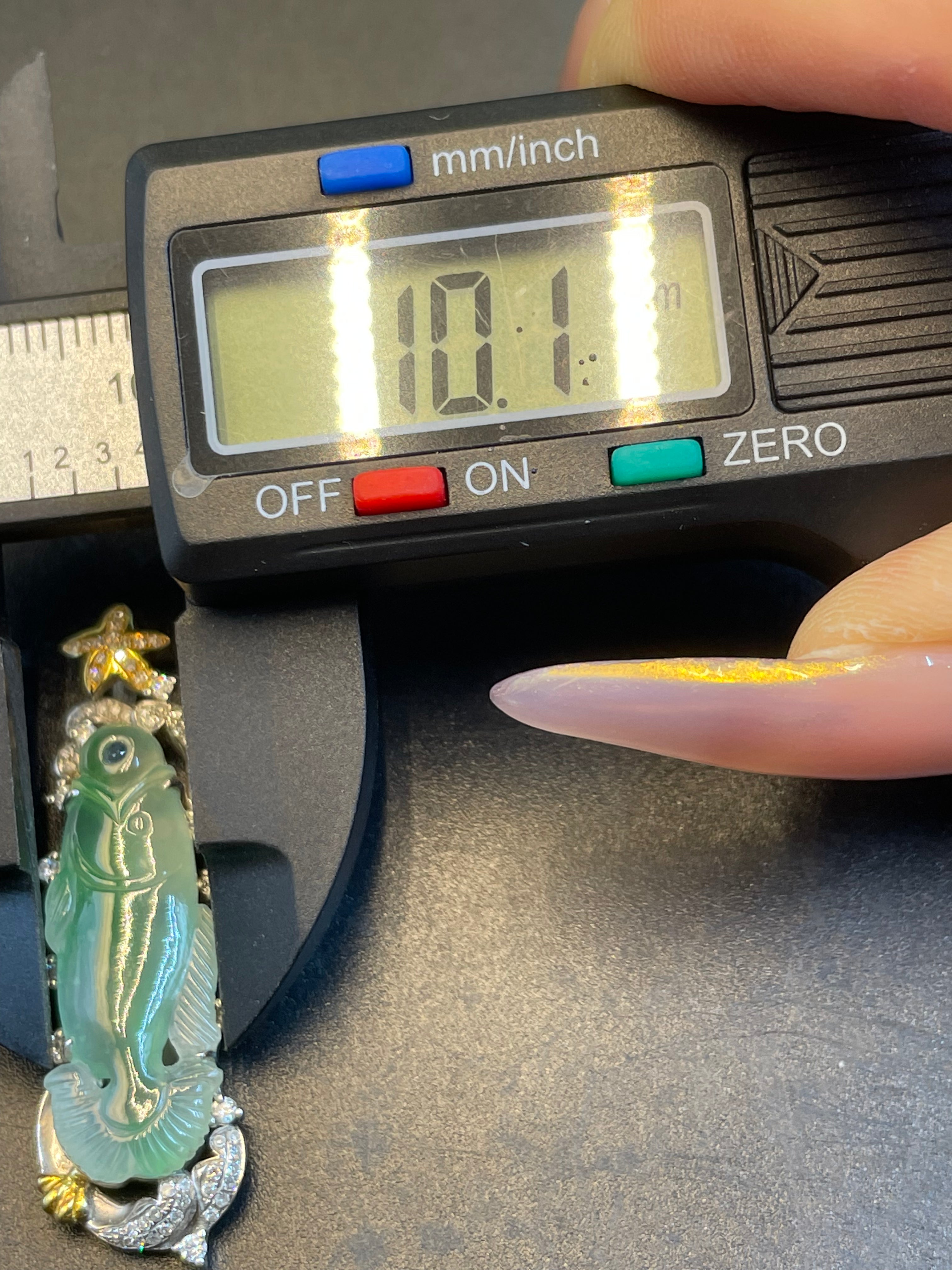 天然翡翠冰種飄綠花金魚吊墜