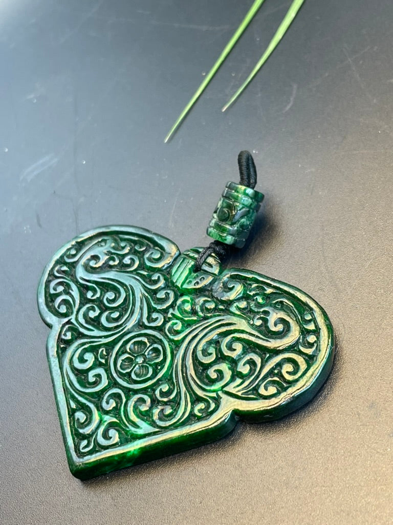 天然緬甸翡翠辣綠仿古牌吊墜