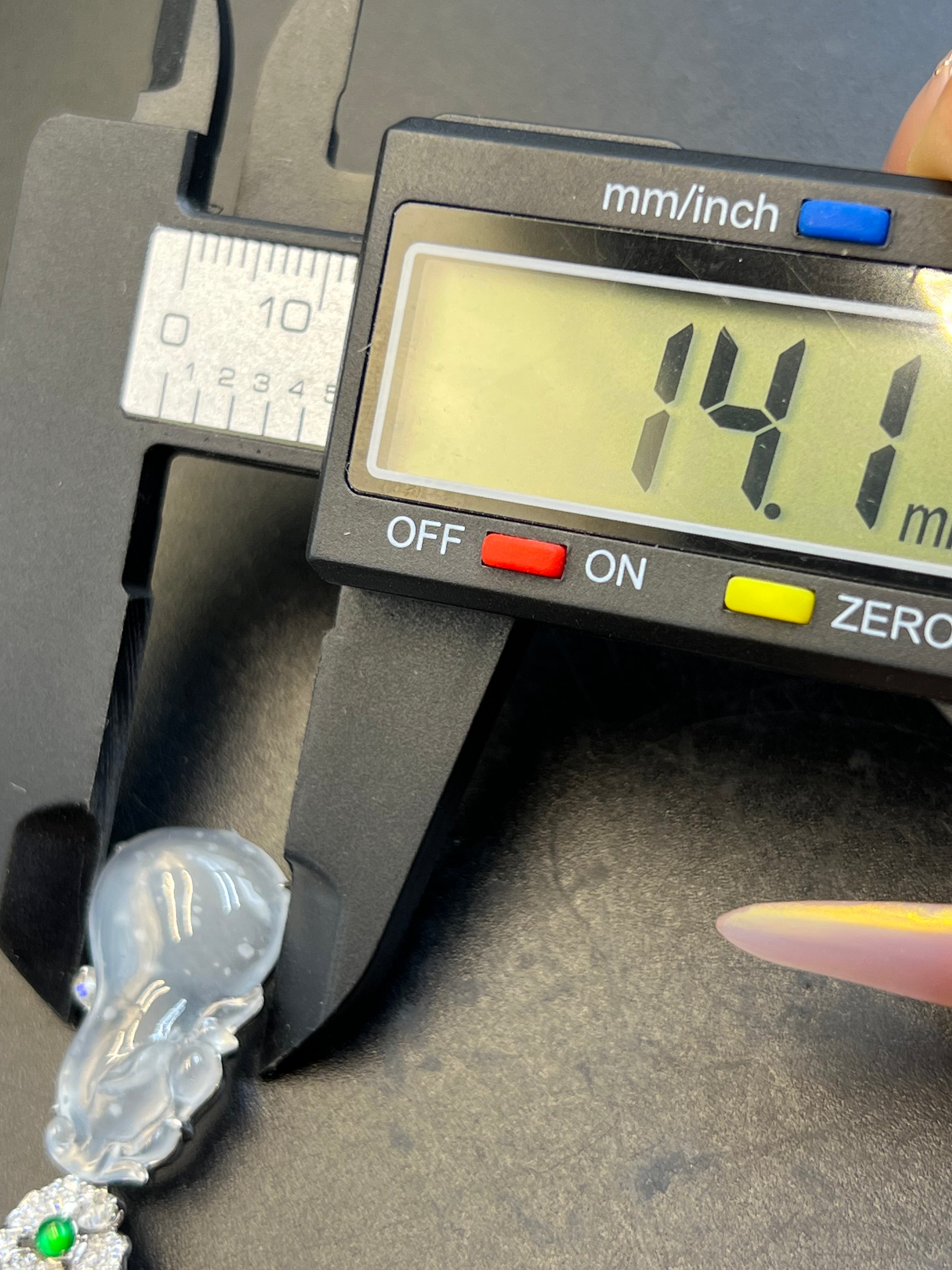 天然緬甸翡翠冰種飄雪花福瓜吊墜