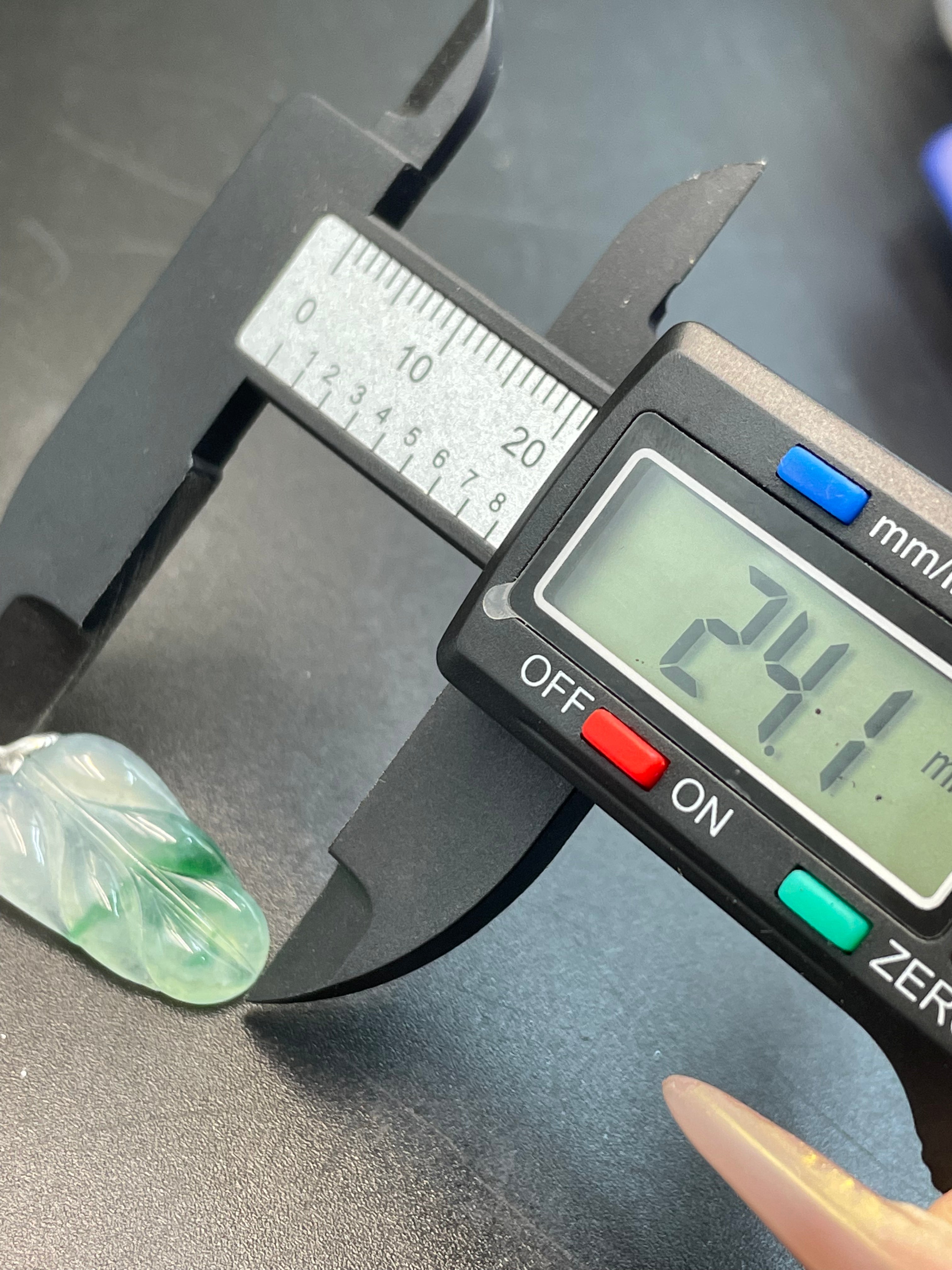 緬甸天然翡翠飄花金枝玉葉吊墜