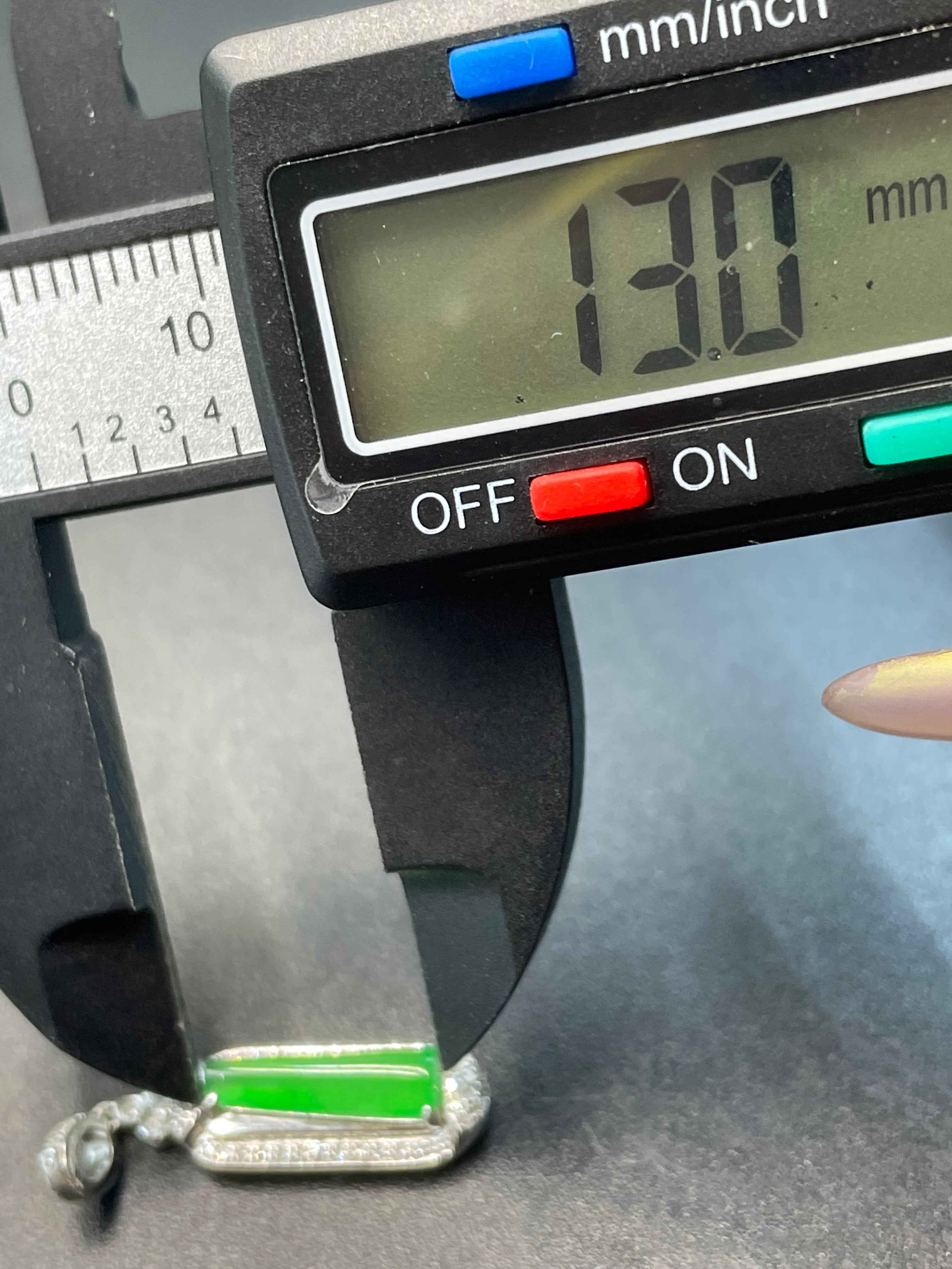 緬甸天然翡翠陽綠細條吊墜