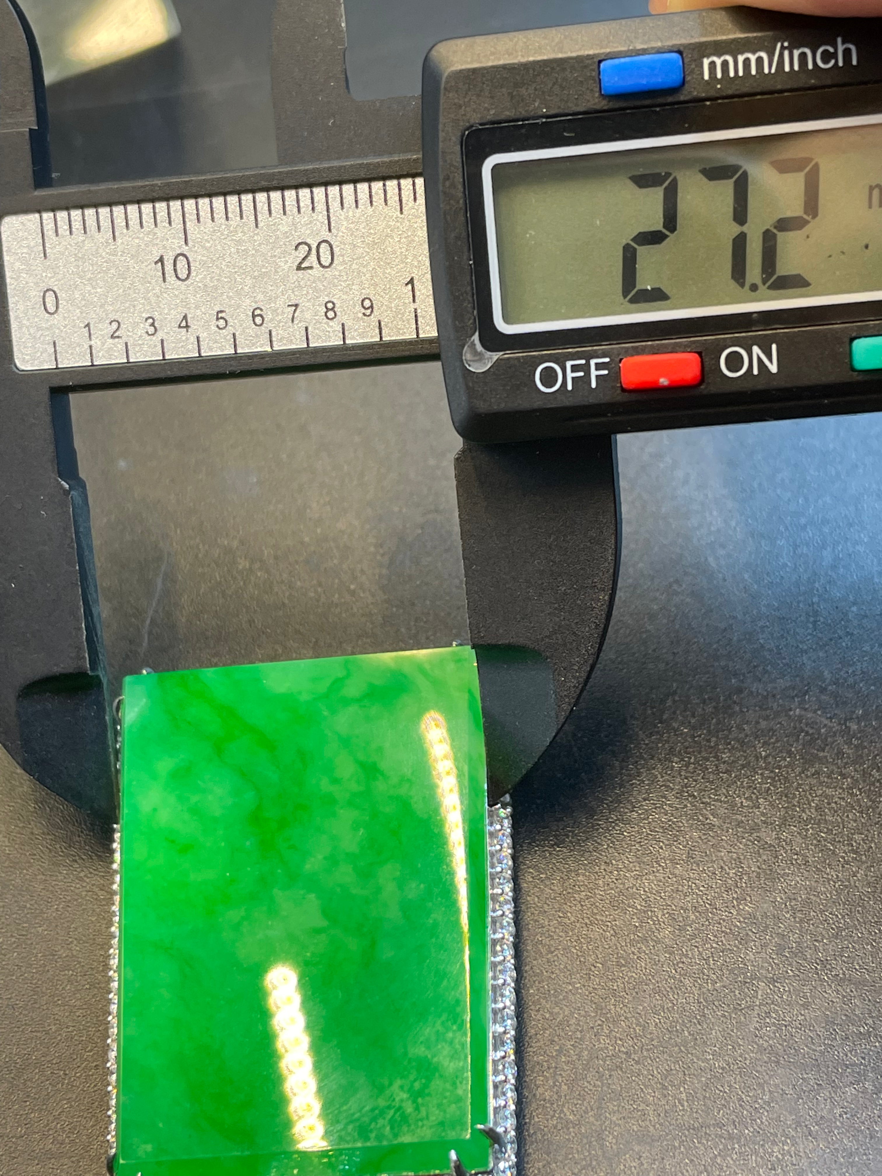 緬甸天然翡翠陽綠大無事牌吊墜