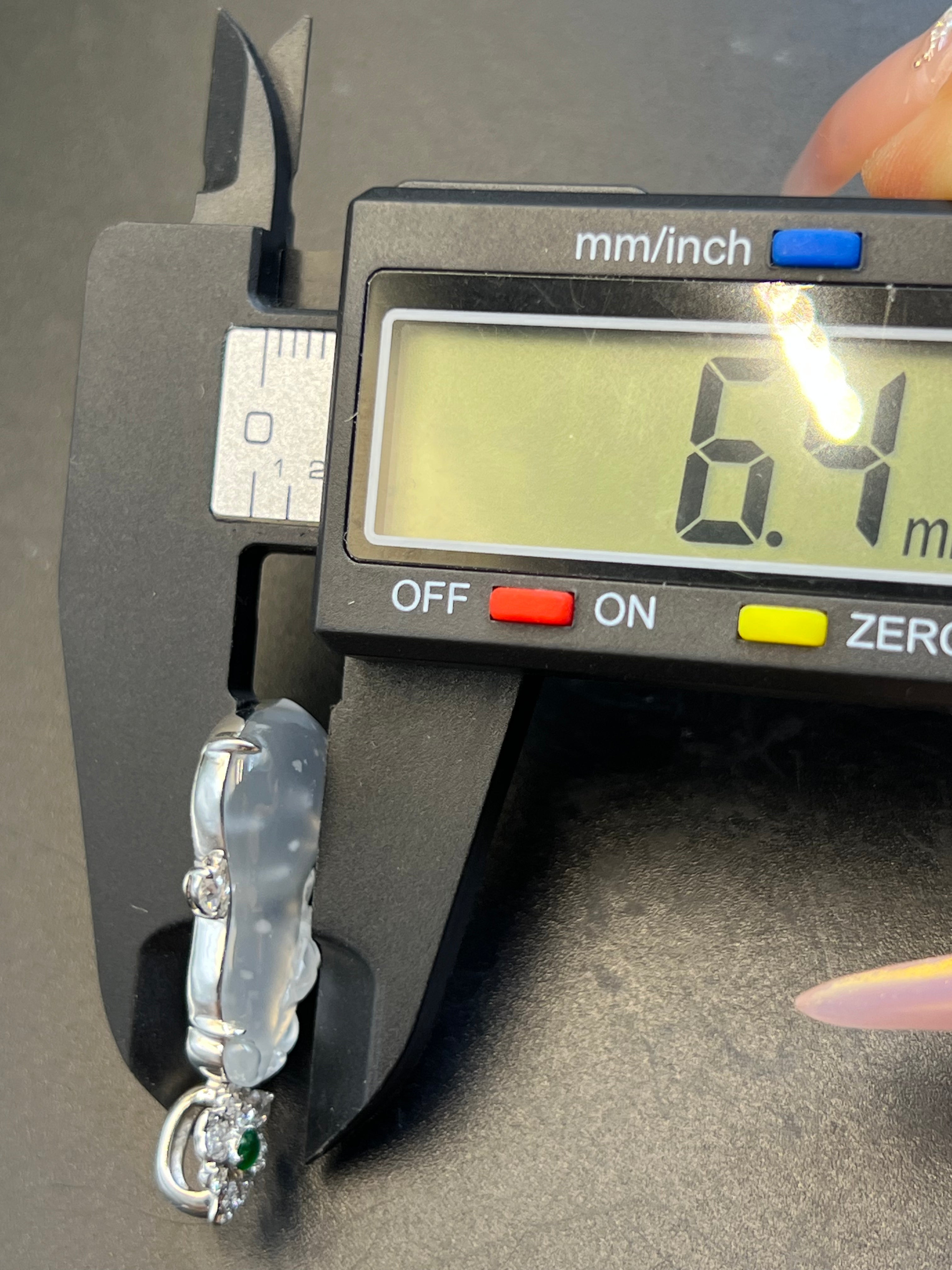 天然緬甸翡翠冰種飄雪花福瓜吊墜