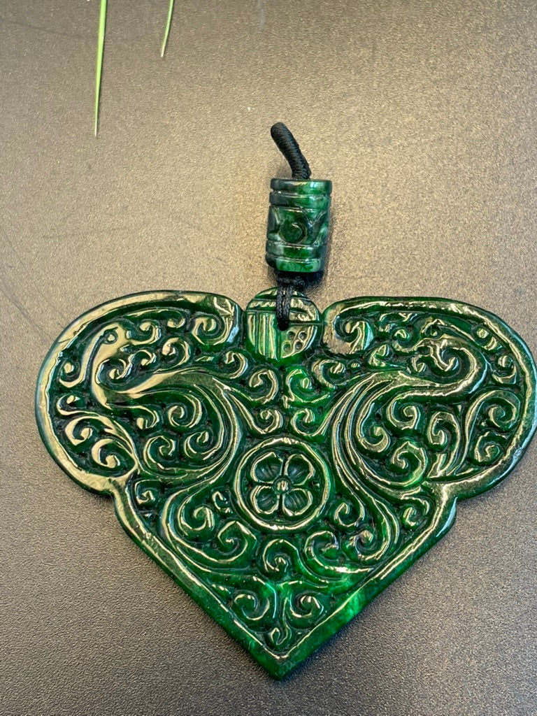 天然緬甸翡翠辣綠仿古牌吊墜