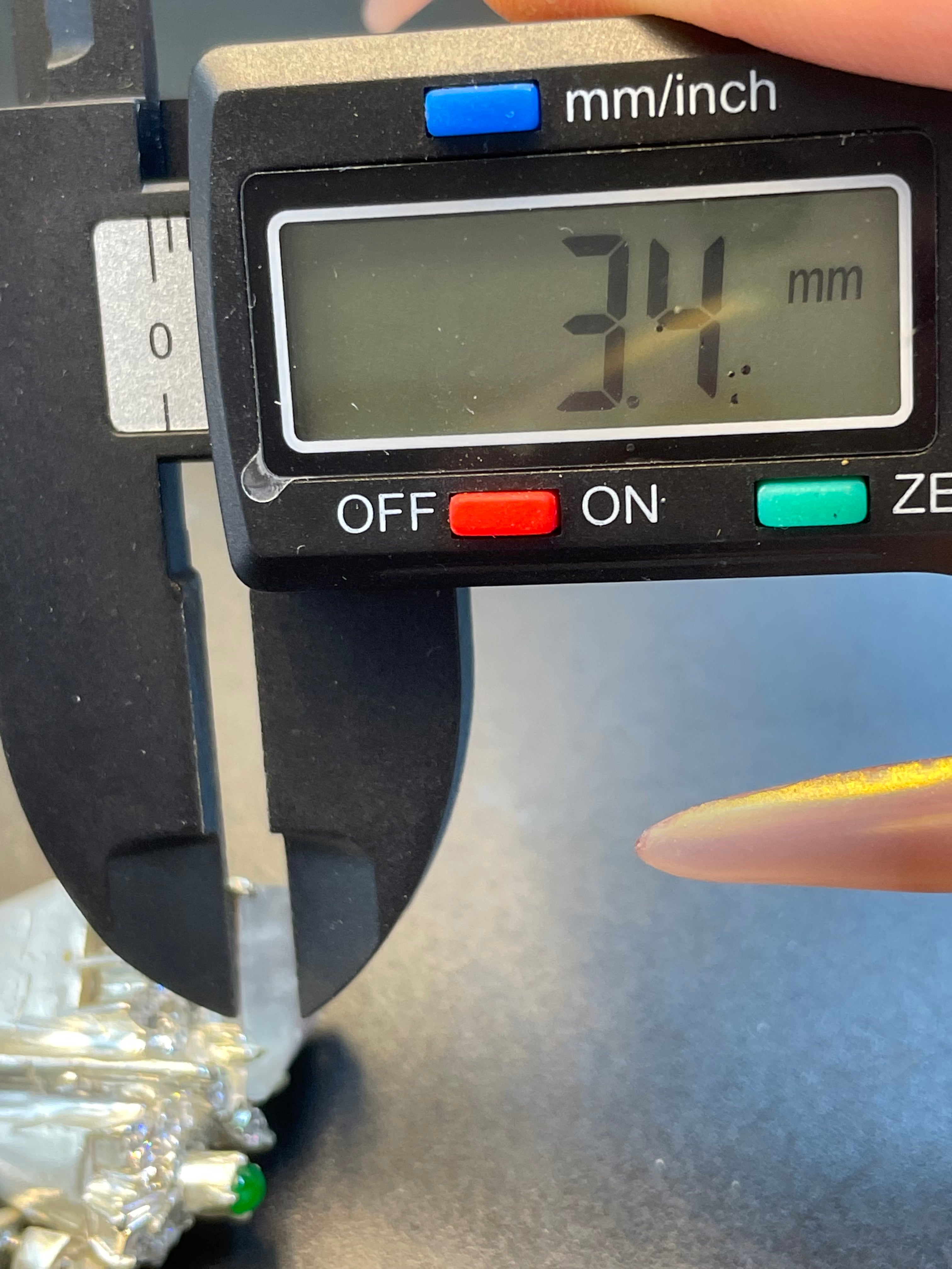 緬甸天然翡翠冰種飄雪花三角蛋面吊墜