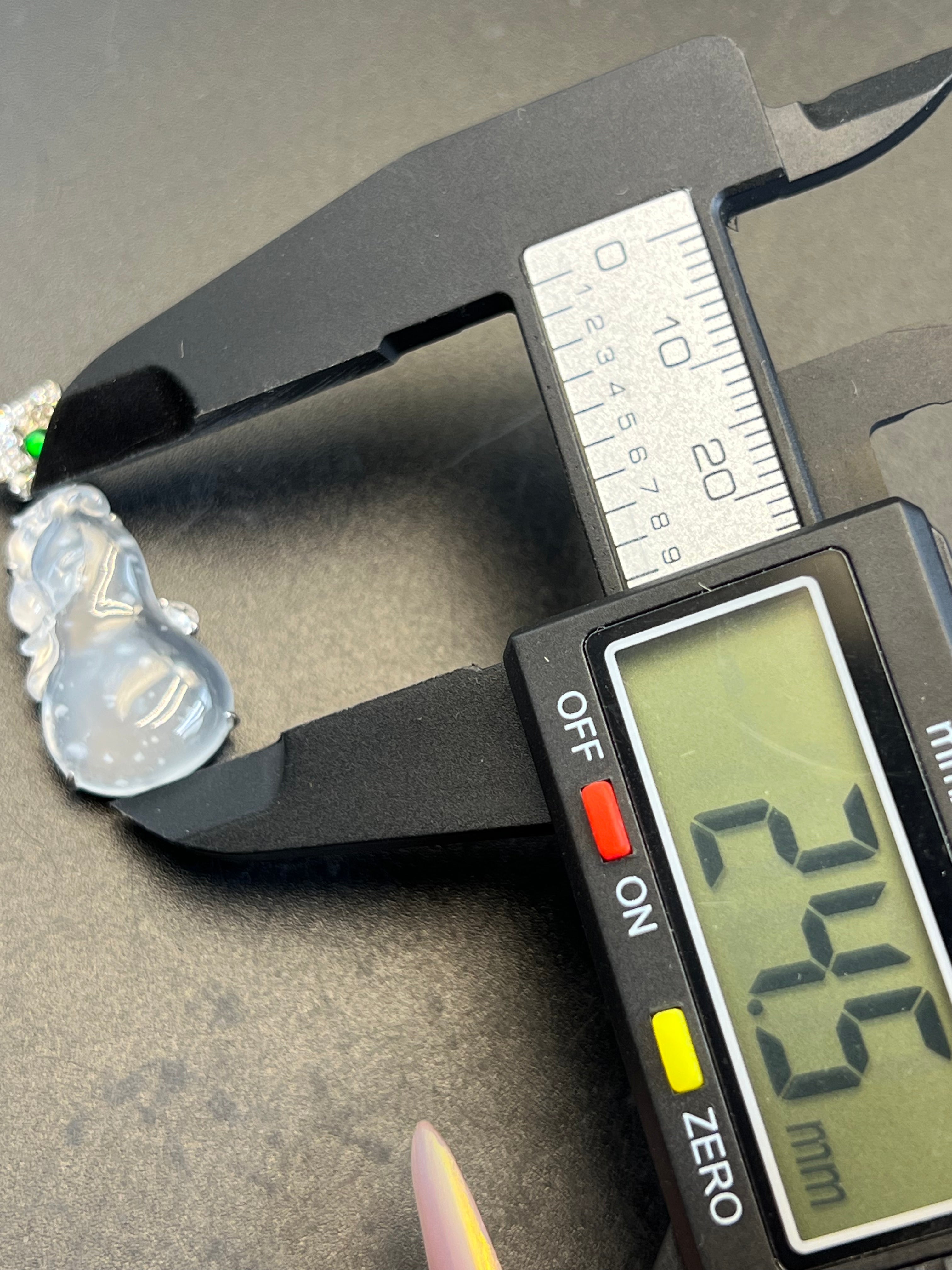 天然緬甸翡翠冰種飄雪花福瓜吊墜