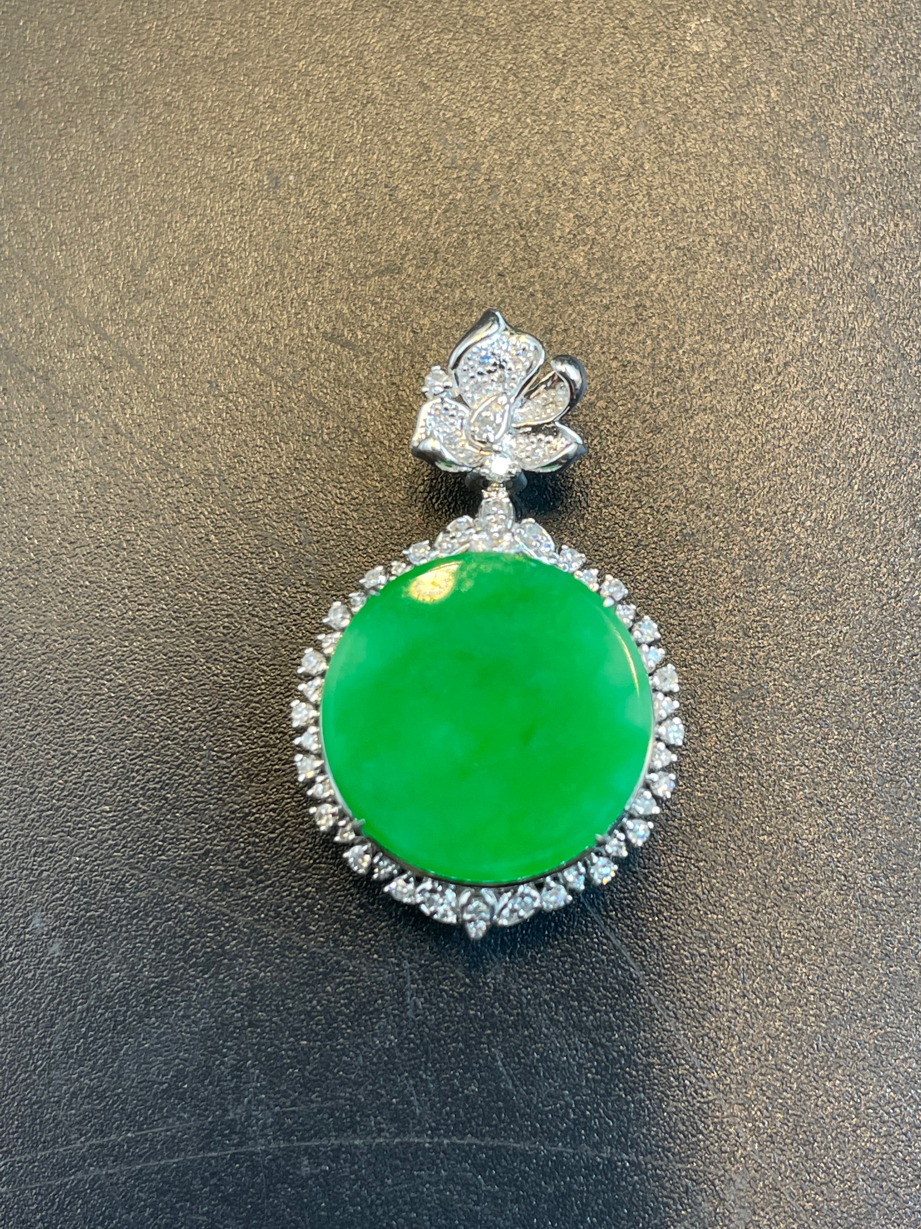 天然翡翠陽綠無事圓牌吊墜