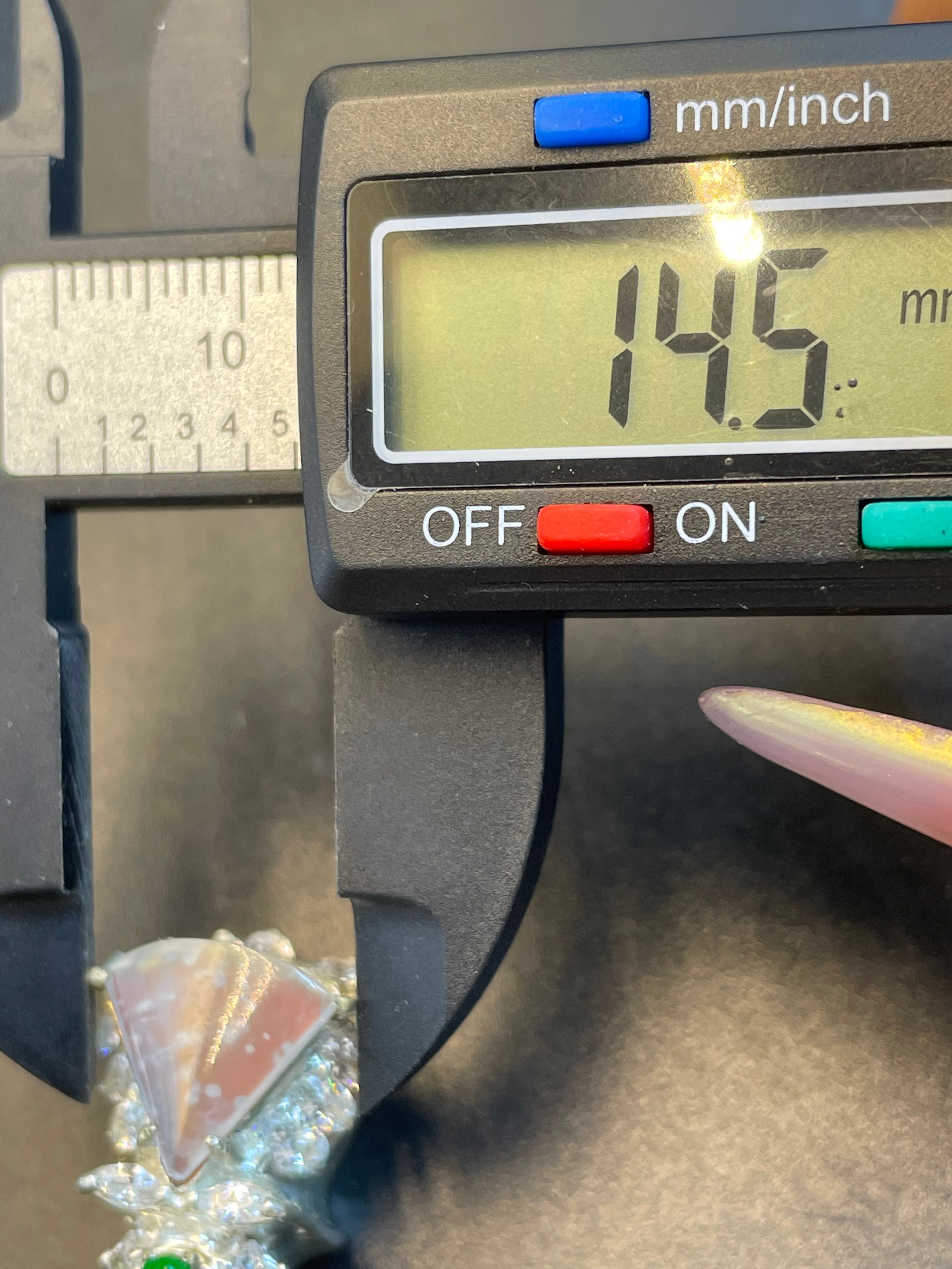 緬甸天然翡翠冰種飄雪花三角蛋面吊墜