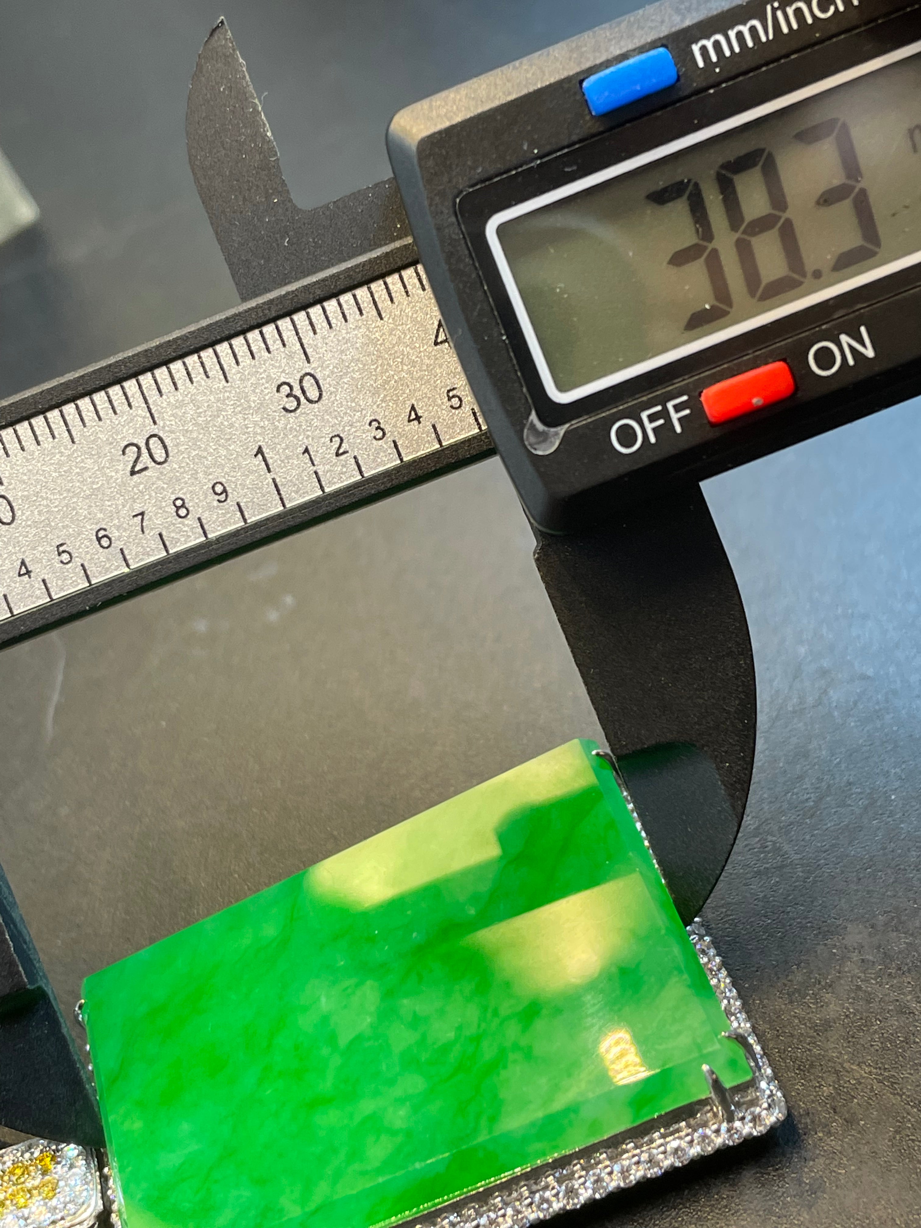 緬甸天然翡翠陽綠大無事牌吊墜