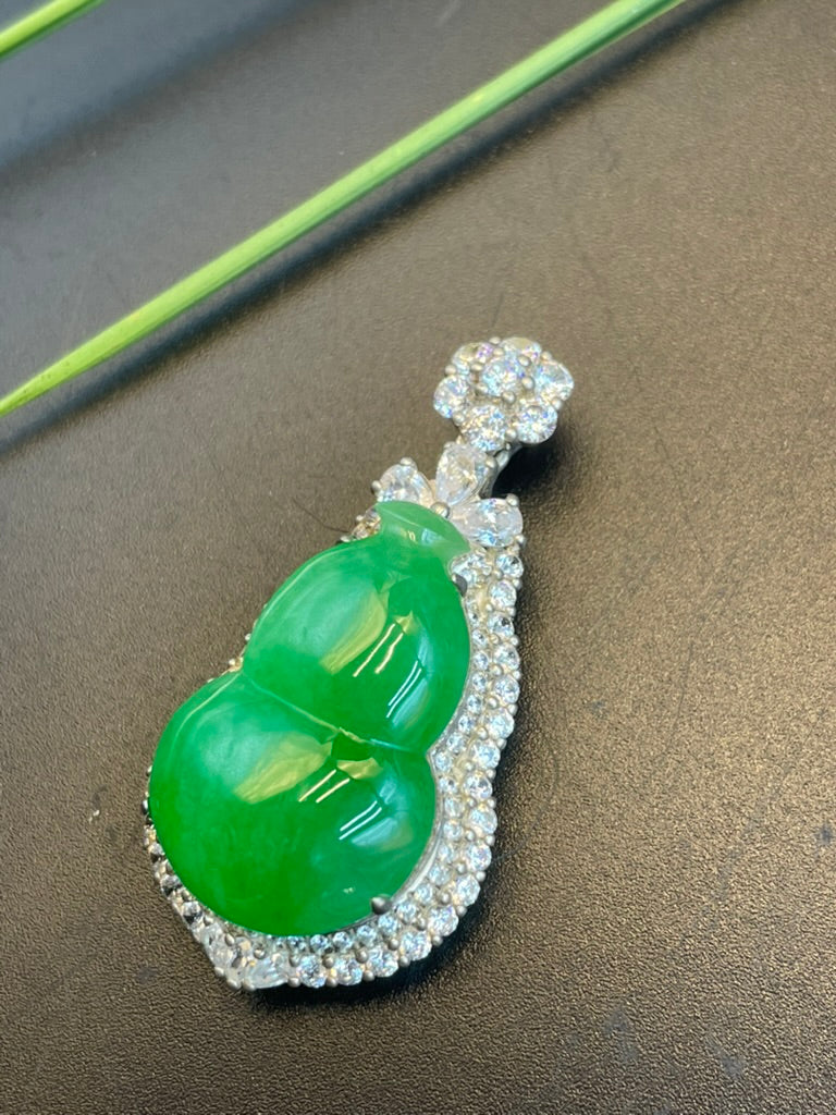 緬甸天然翡翠陽綠福祿蛋面吊墜