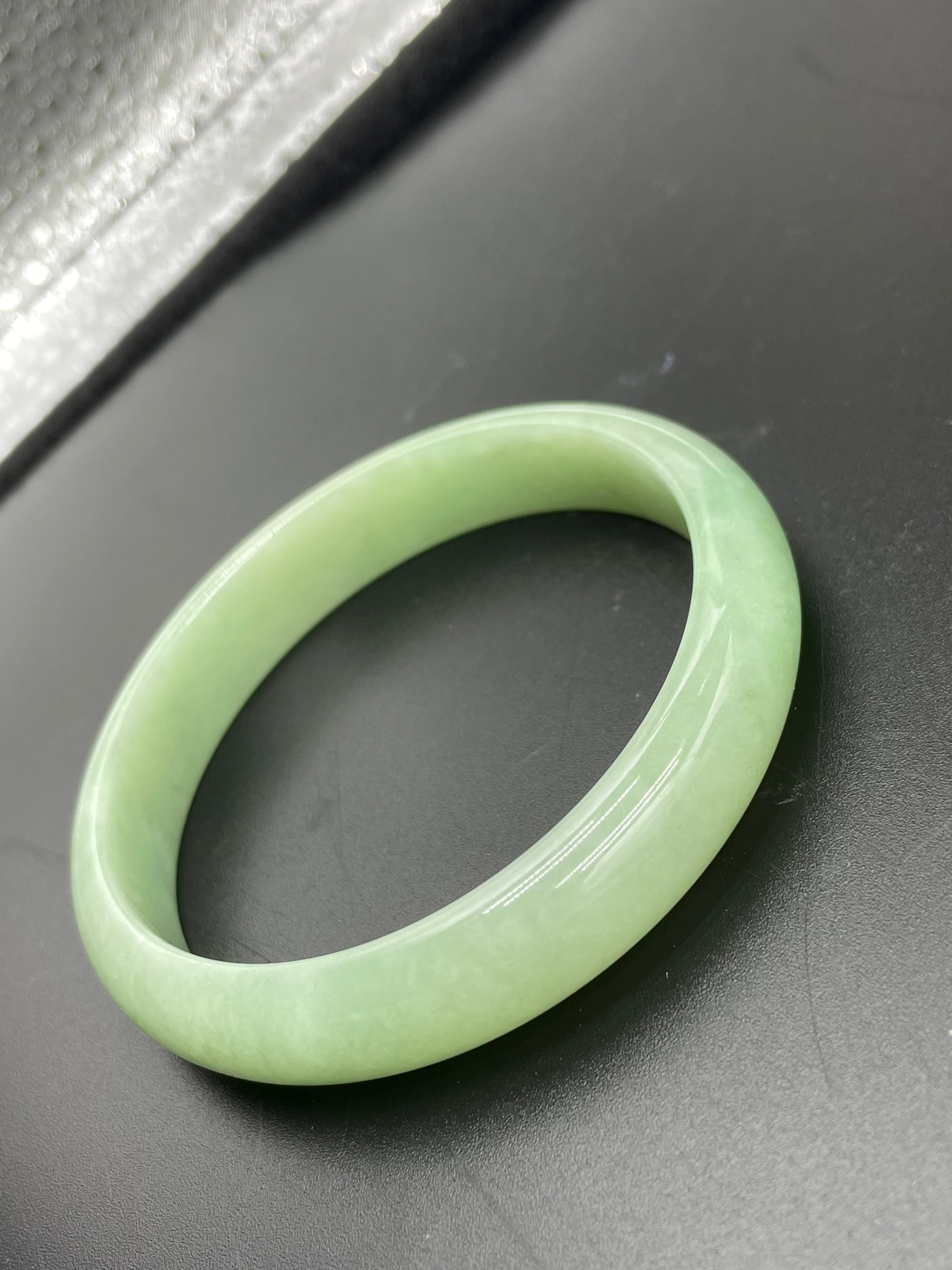 緬甸翡翠冰種手鐲【果綠正圈】