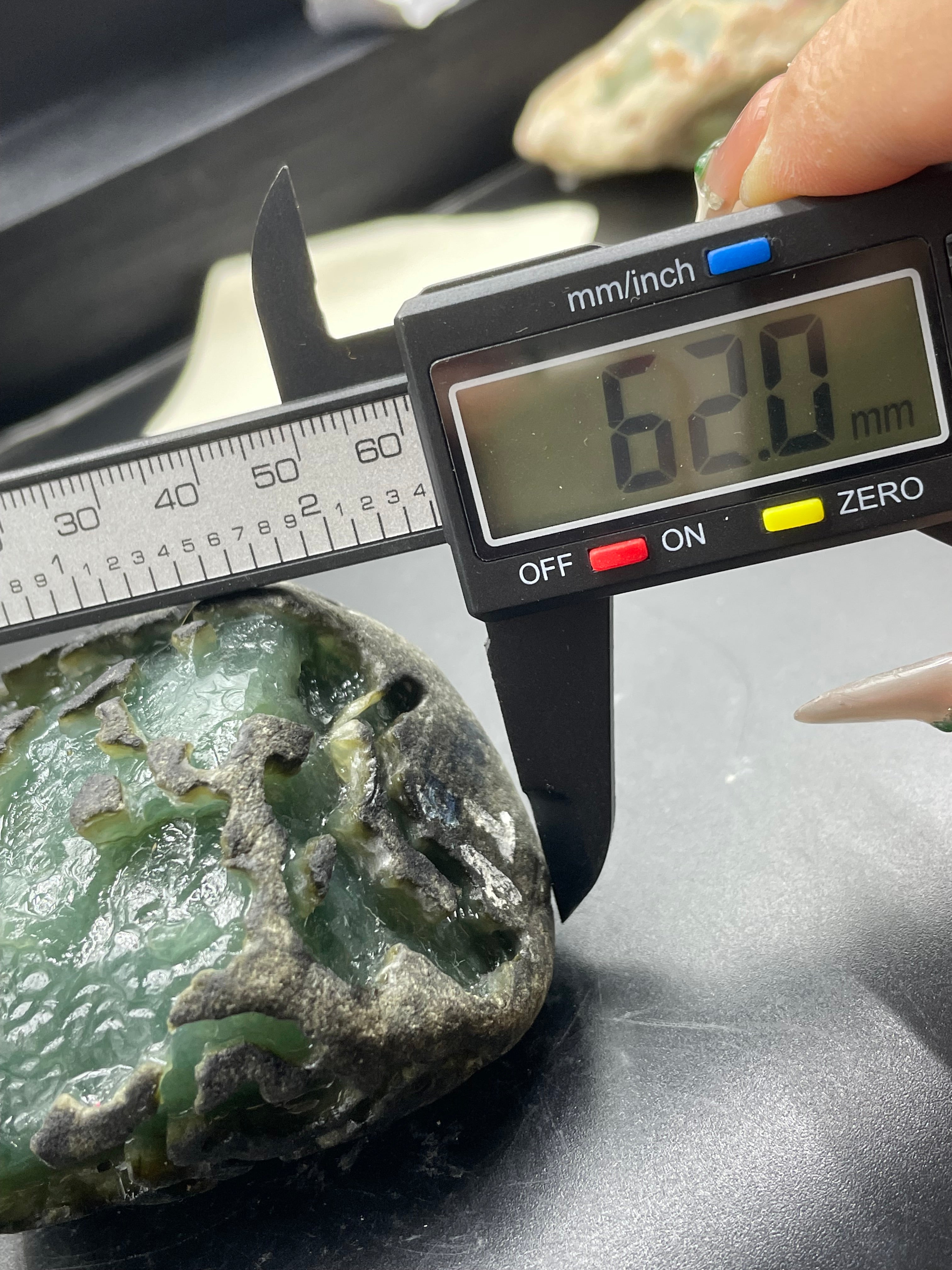 原石半明料
