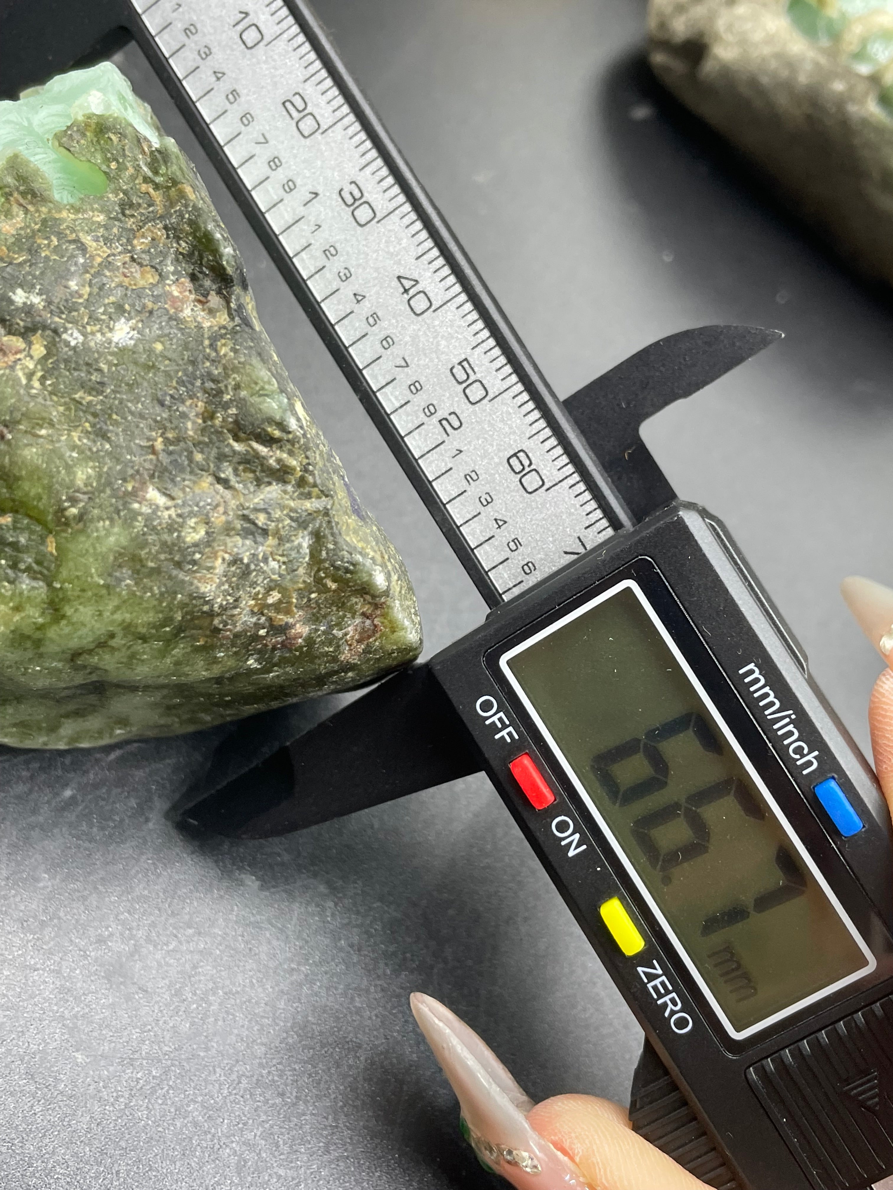 原石半明料