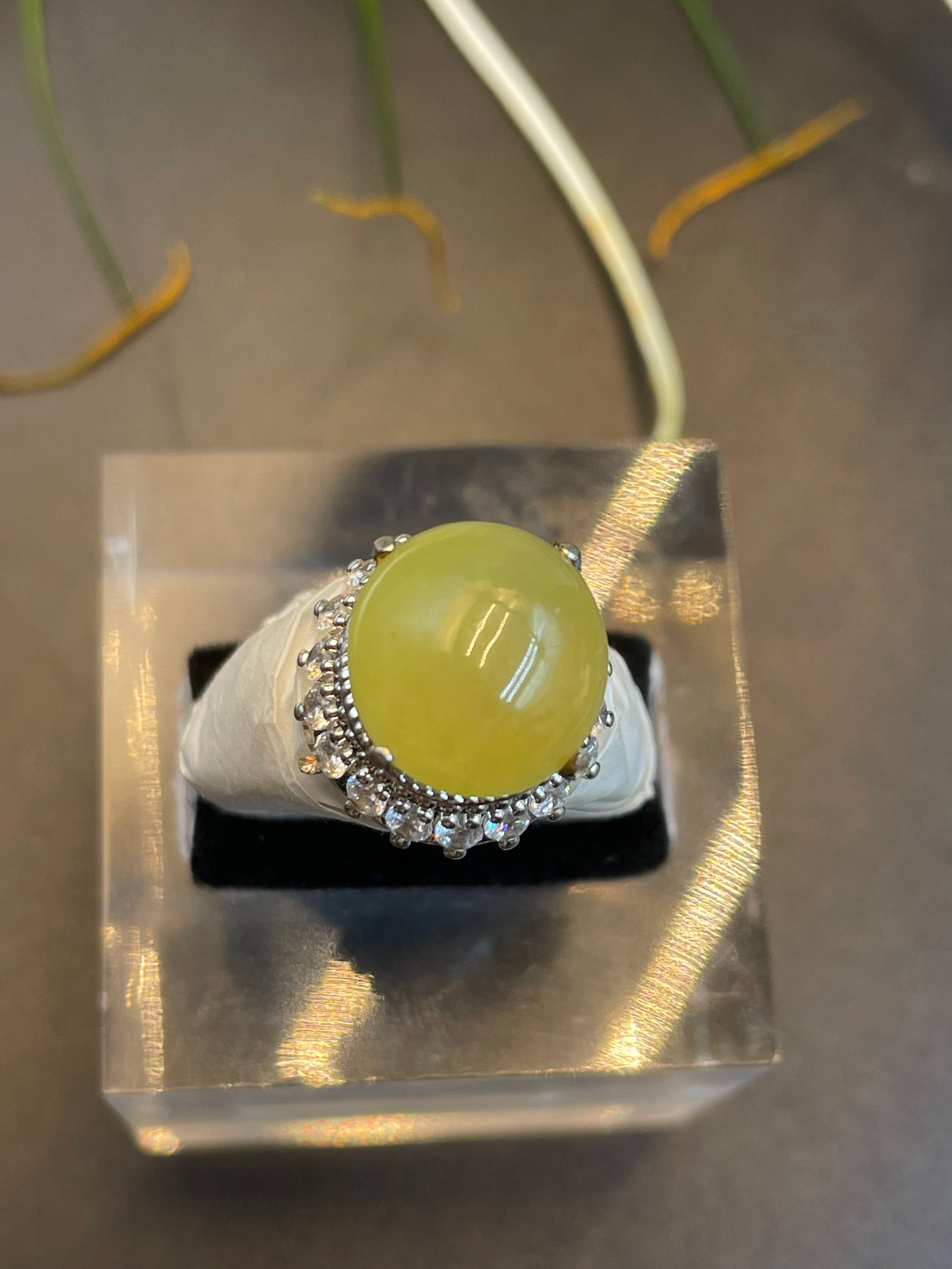 緬甸翡翠冰種黃翡蛋面戒指