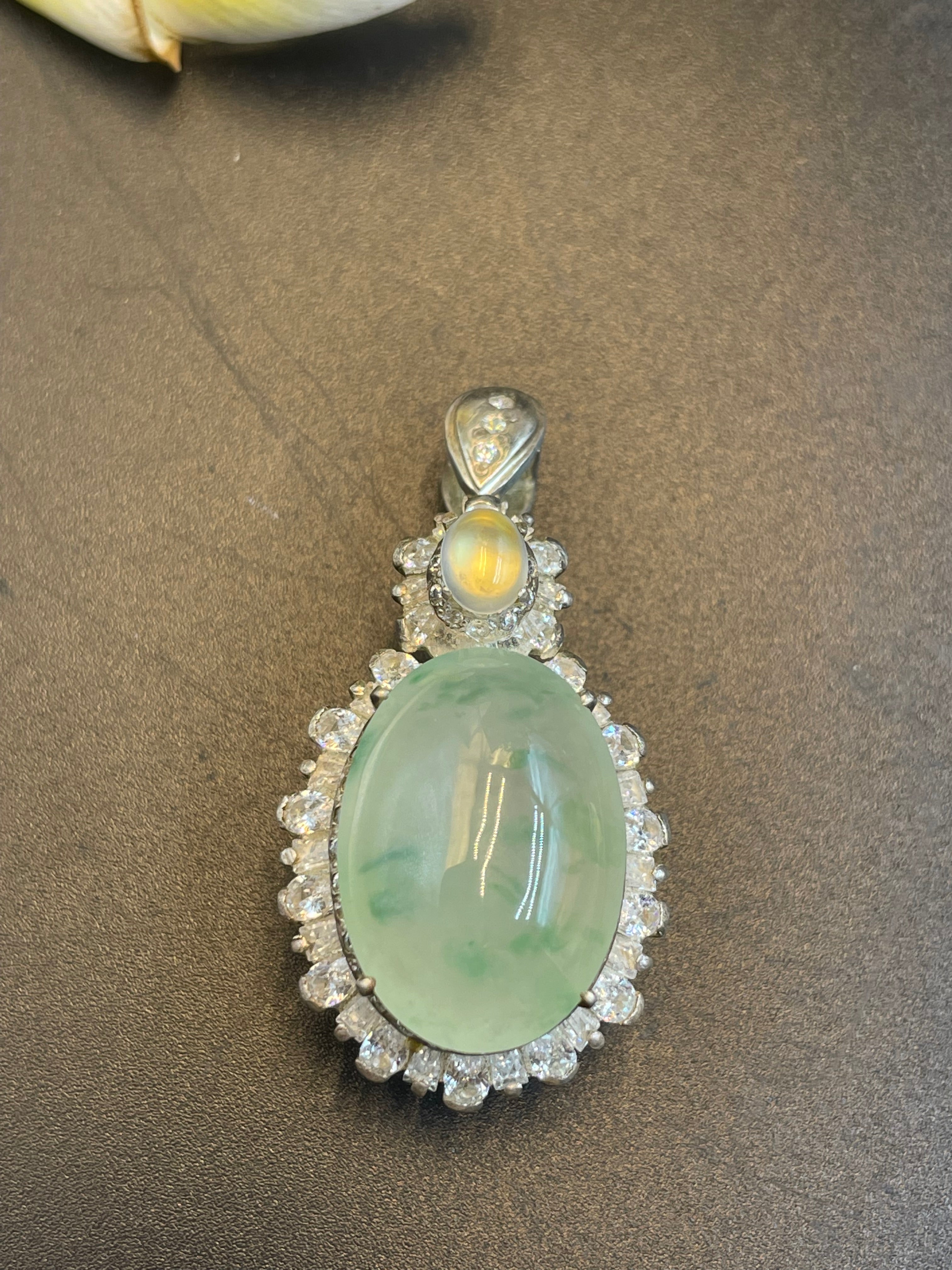 緬甸翡翠冰種飄花鴿子蛋面吊墜