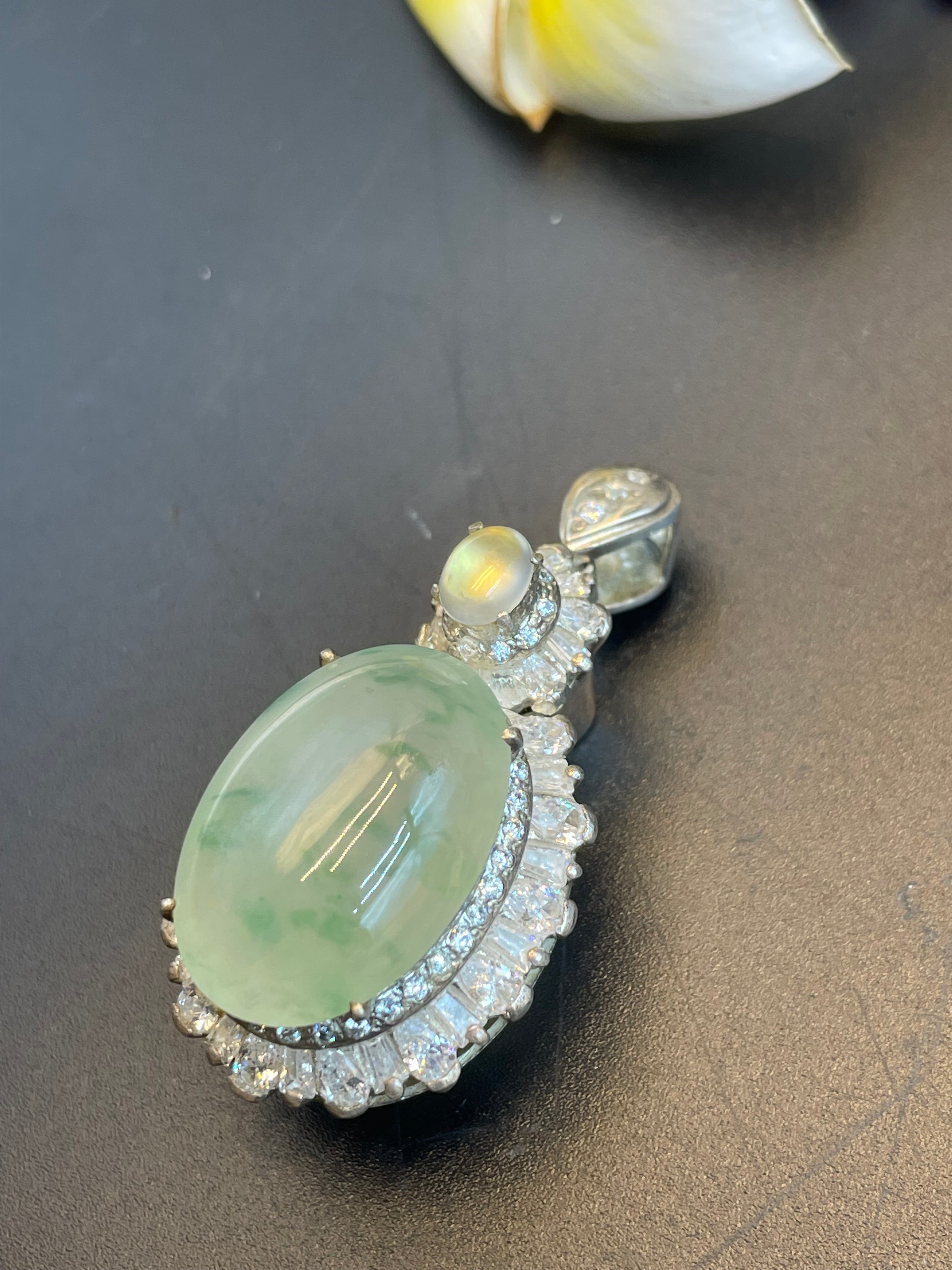 緬甸翡翠冰種飄花鴿子蛋面吊墜