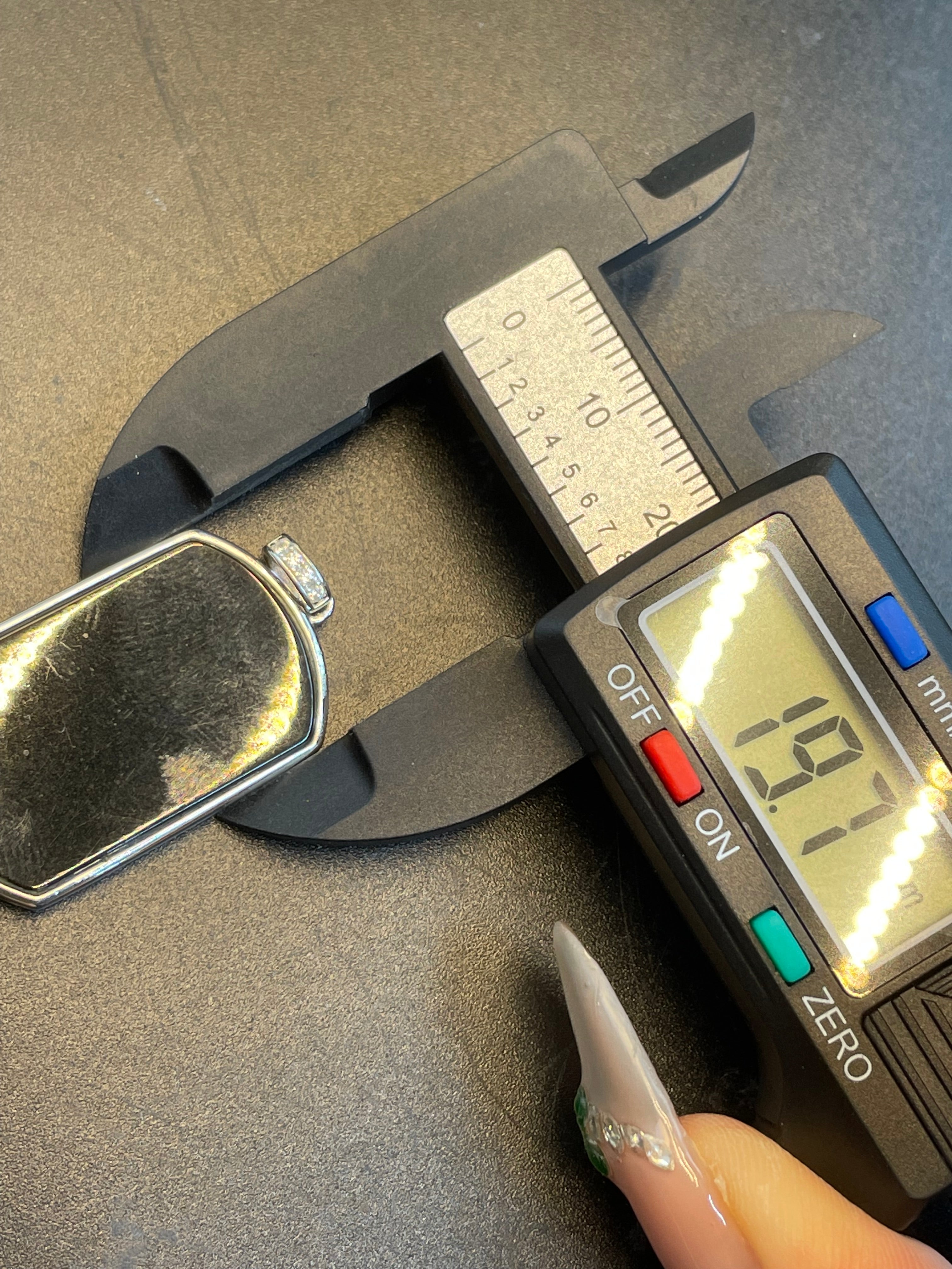 天然翡翠無事牌墨翠吊墜