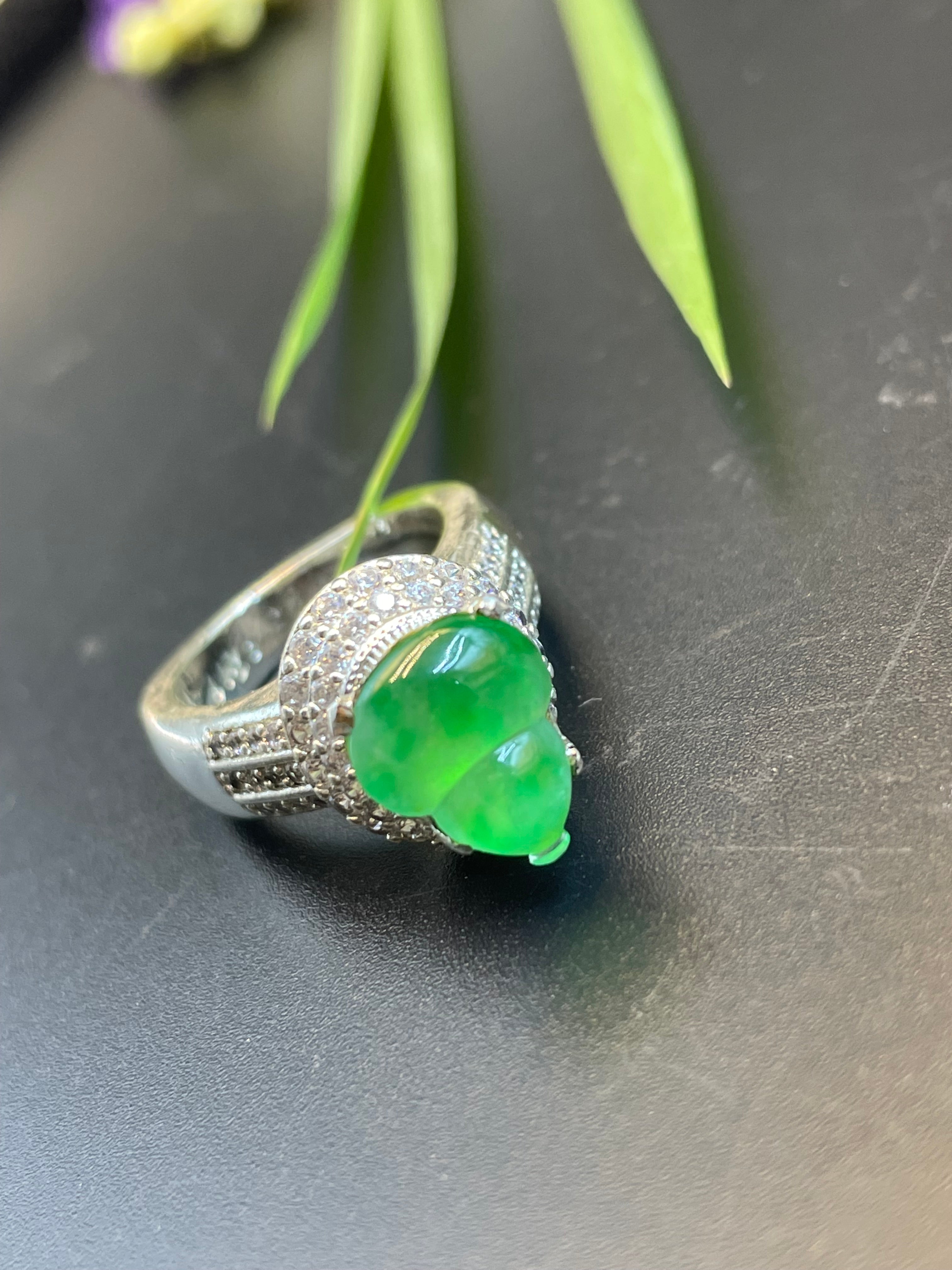 緬甸天然翡翠陽綠福祿戒面戒指