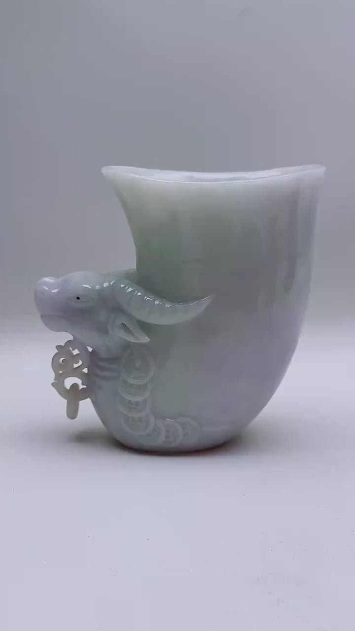 緬甸天然翡翠玉石精雕牛角杯子擺件