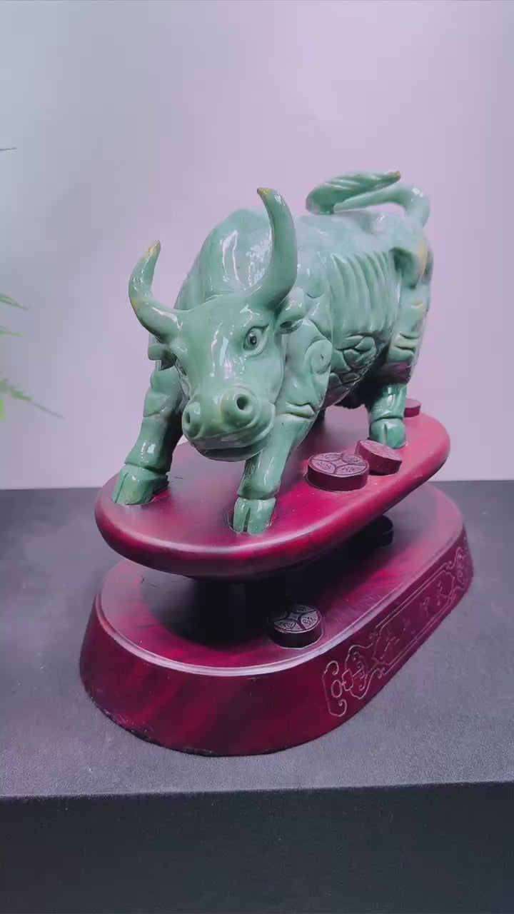 緬甸天然翡翠玉石精雕牛氣沖天擺件
