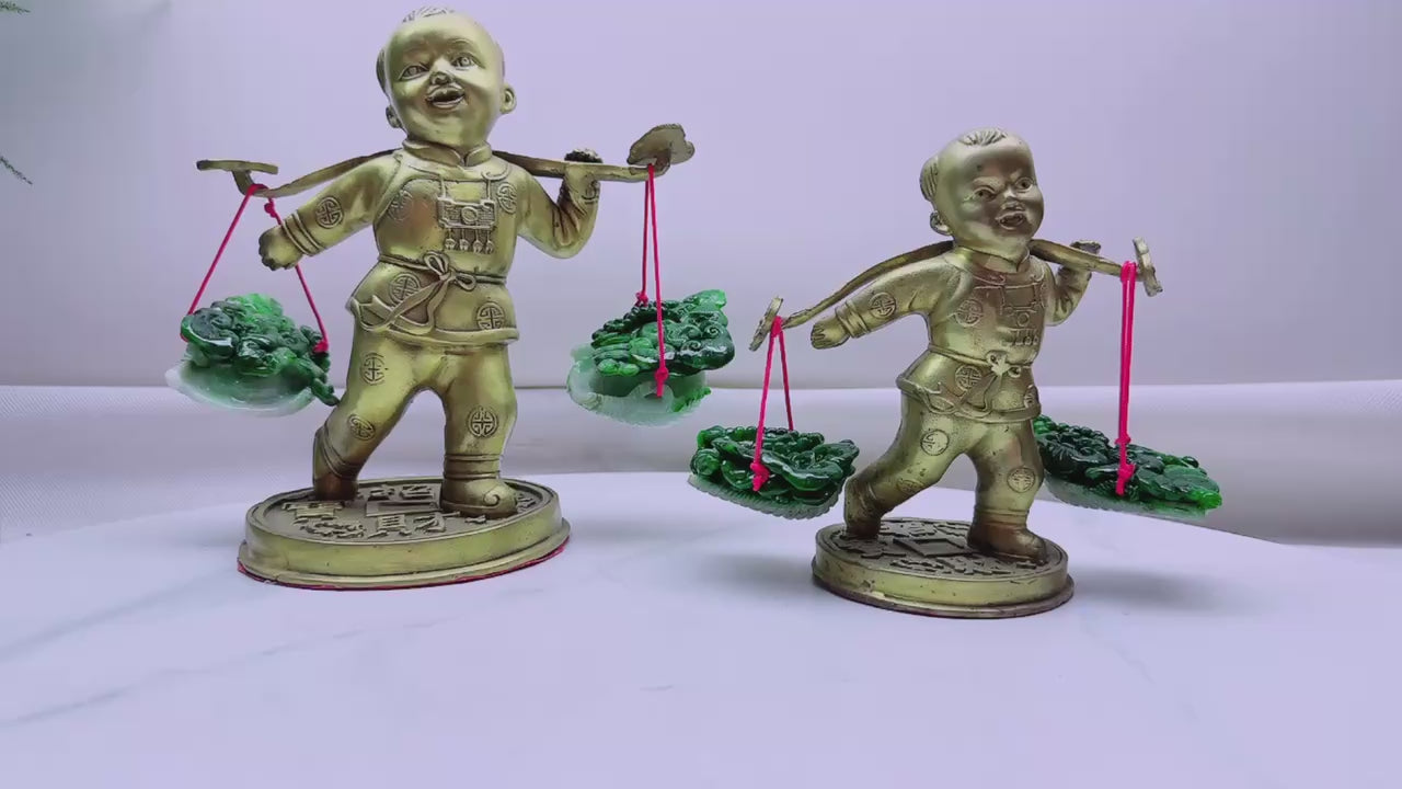 翡翠童子擔財擺件